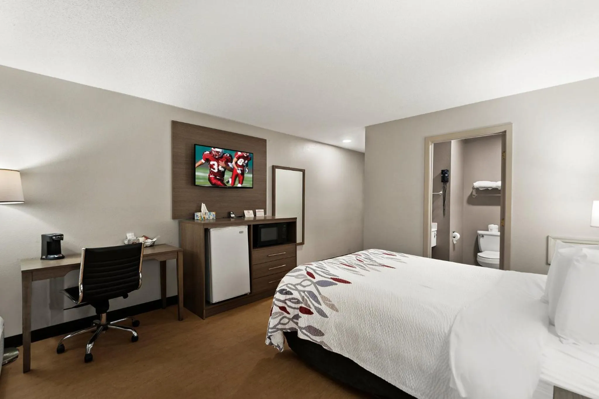 Bedroom, Bed in Red Roof Inn Martinsburg