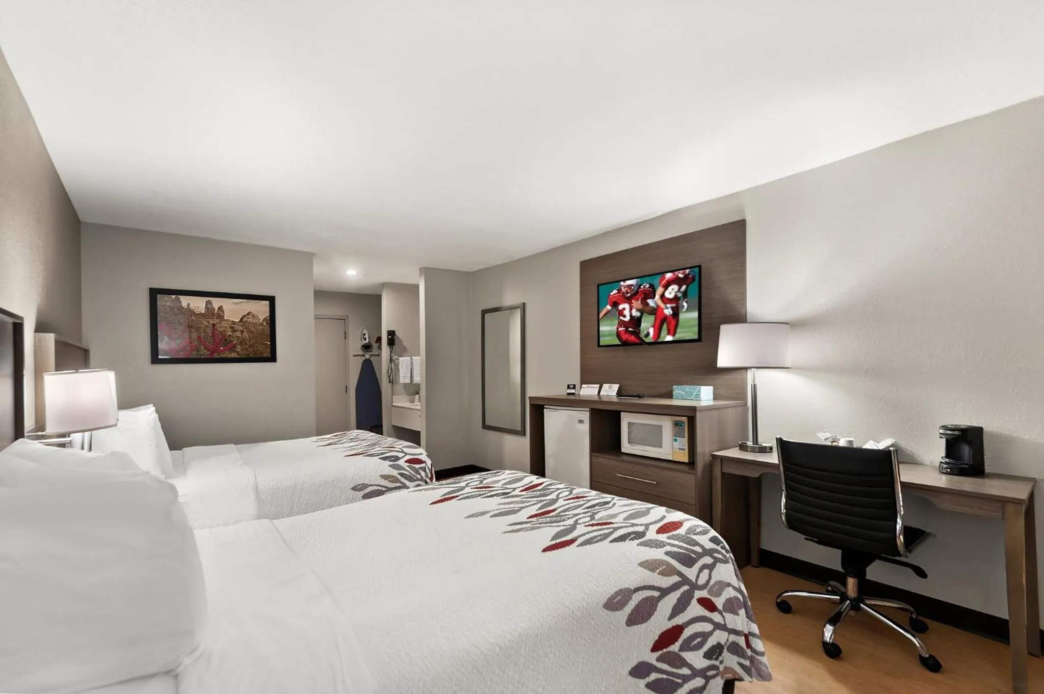 Bedroom, Bed in Red Roof Inn Martinsburg