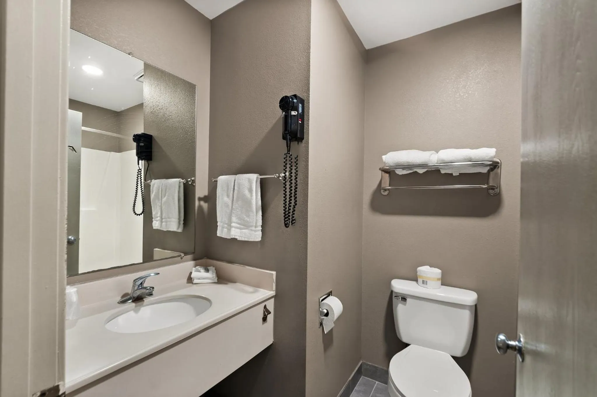 Bathroom in Red Roof Inn Martinsburg