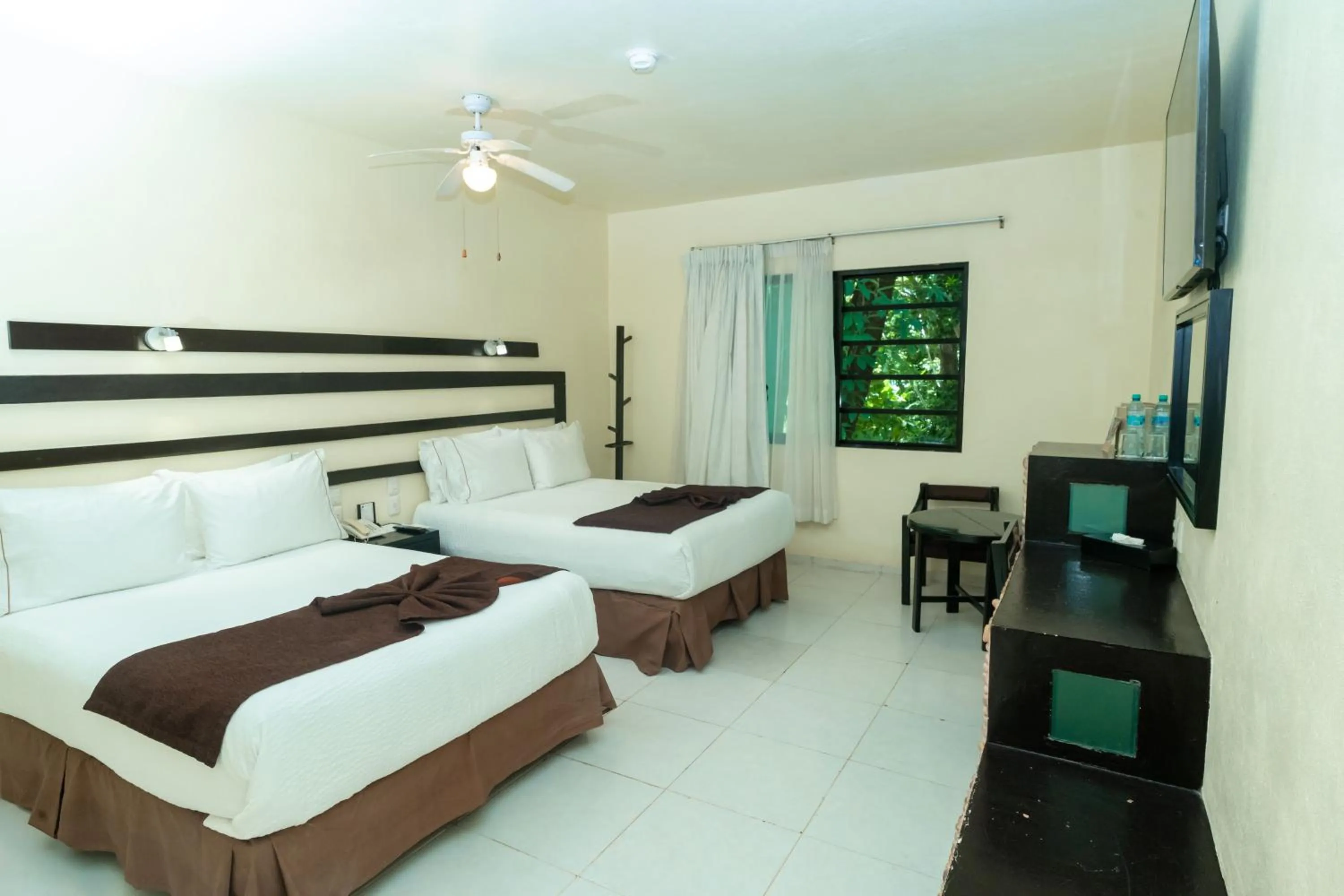 Photo of the whole room, Bed in Hotel Nututun Palenque