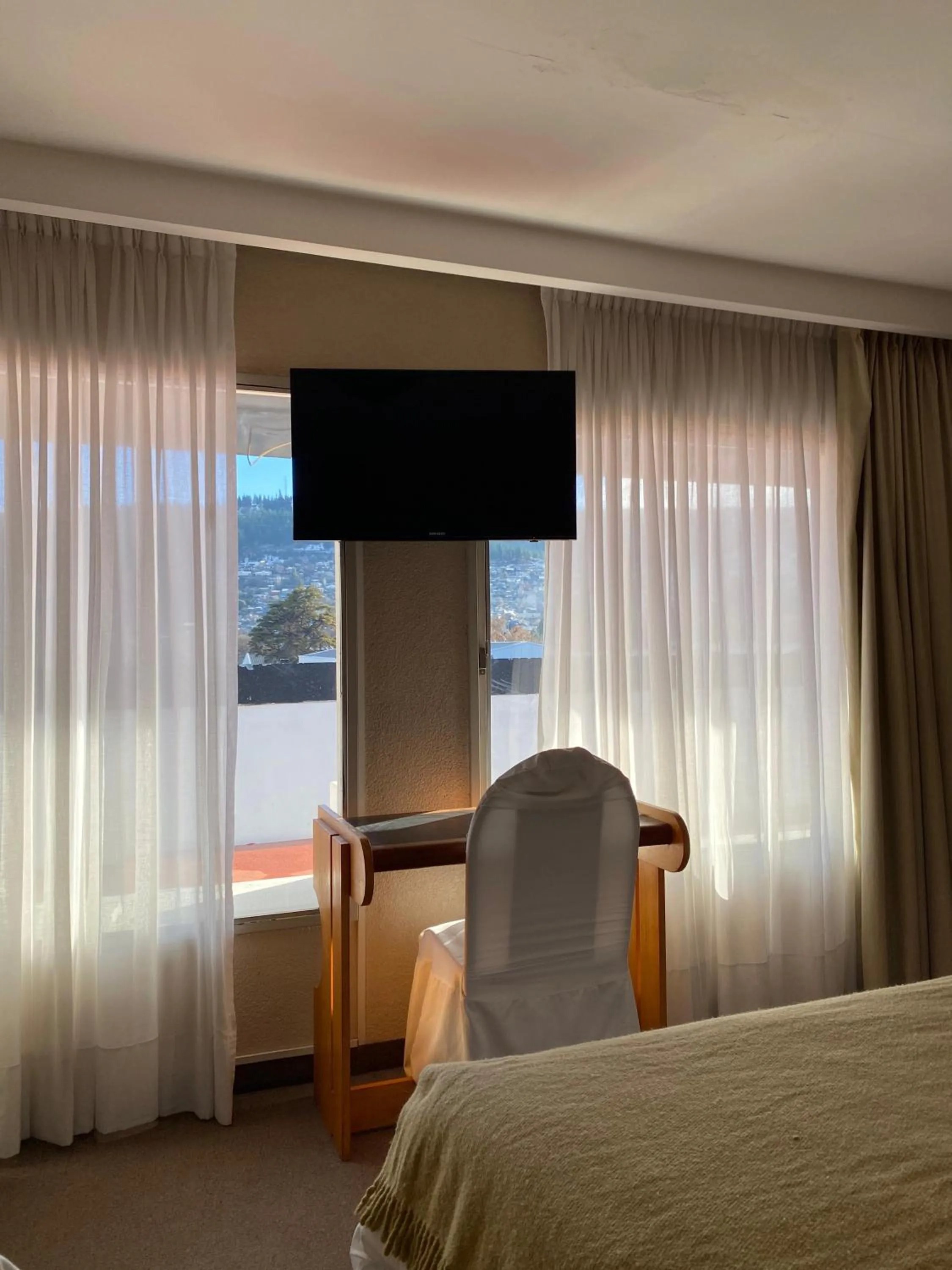 Communal lounge/ TV room, Bed in Hotel Tehuelche