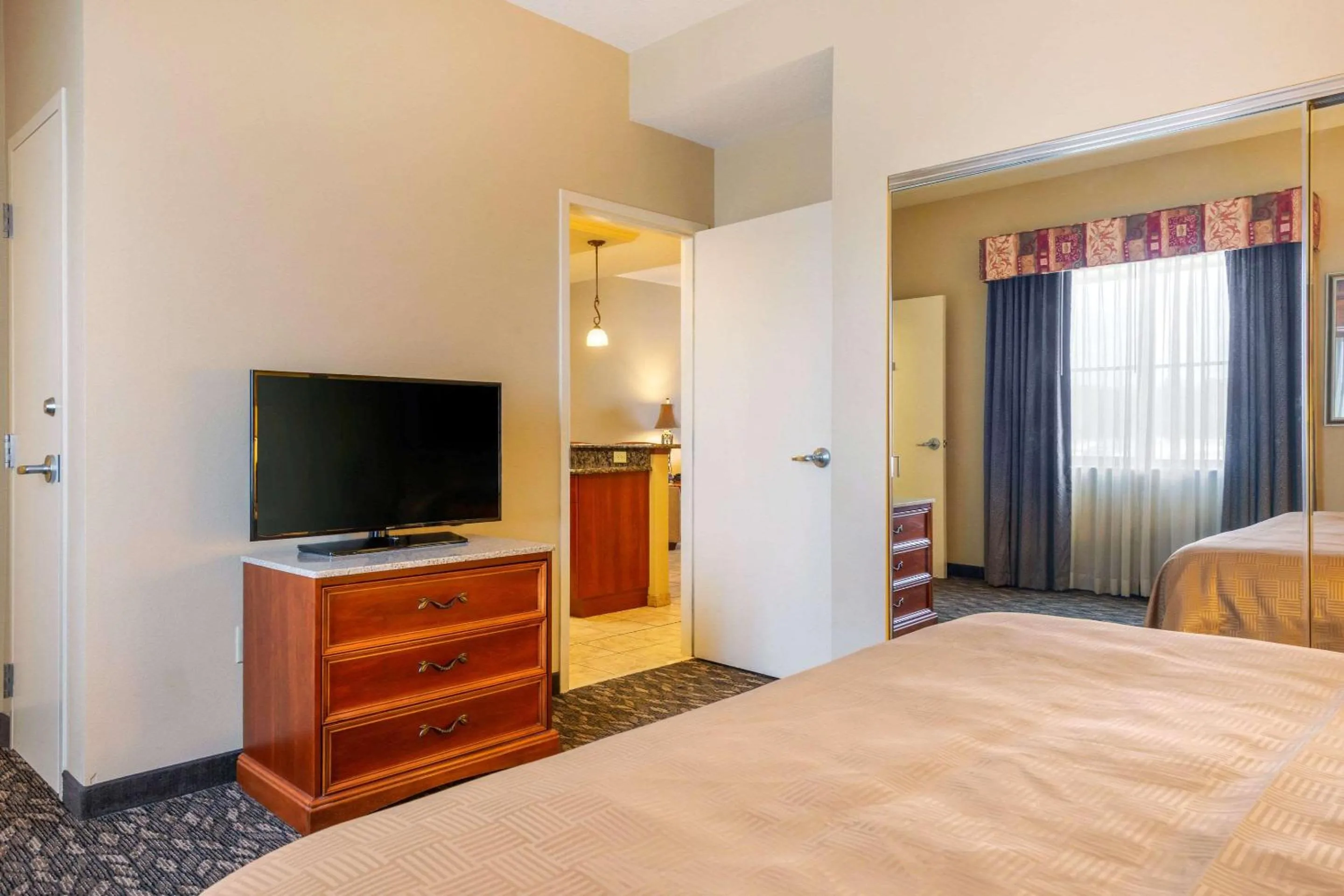 Photo of the whole room, Bed in Clarion Inn Ormond Beach at Destination Daytona