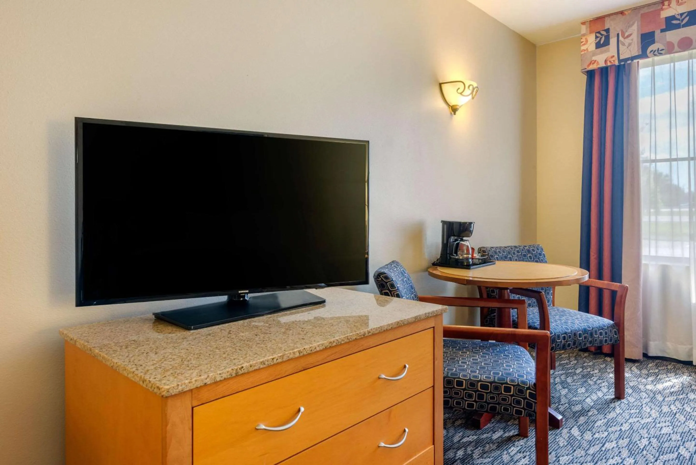 TV and multimedia in Clarion Inn Ormond Beach at Destination Daytona