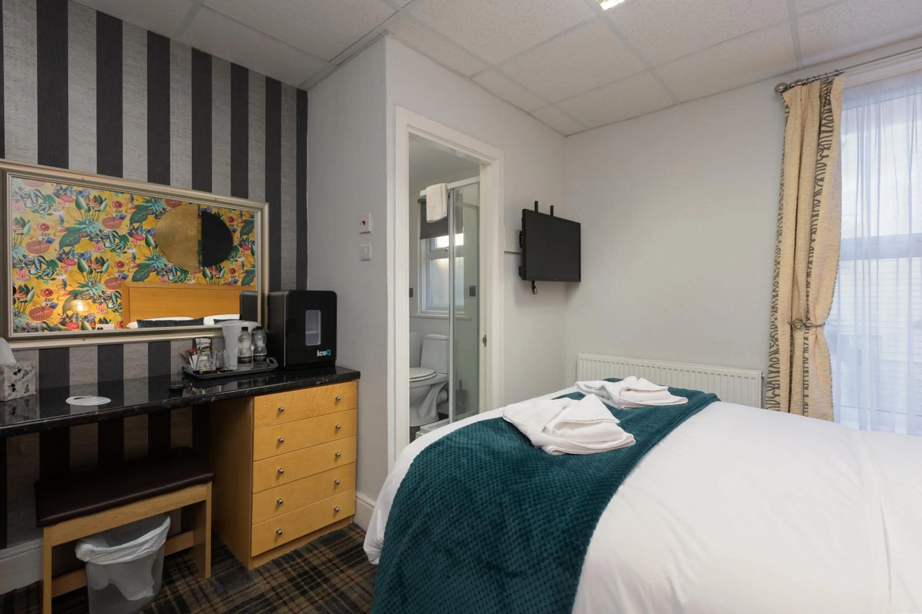 Bed in Adelaide Lodge - Town Centre - Opposite Winter Gardens