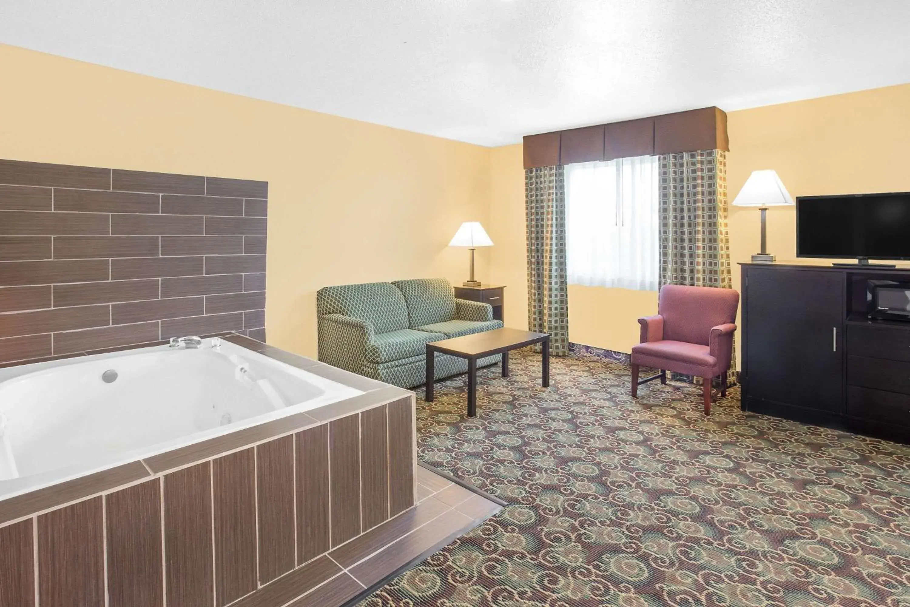 Deluxe King Studio Suite - Non-Smoking in Baymont by Wyndham Holland Deluxe King Studio Suite - Non-Smoking in Baymont by Wyndham Holland