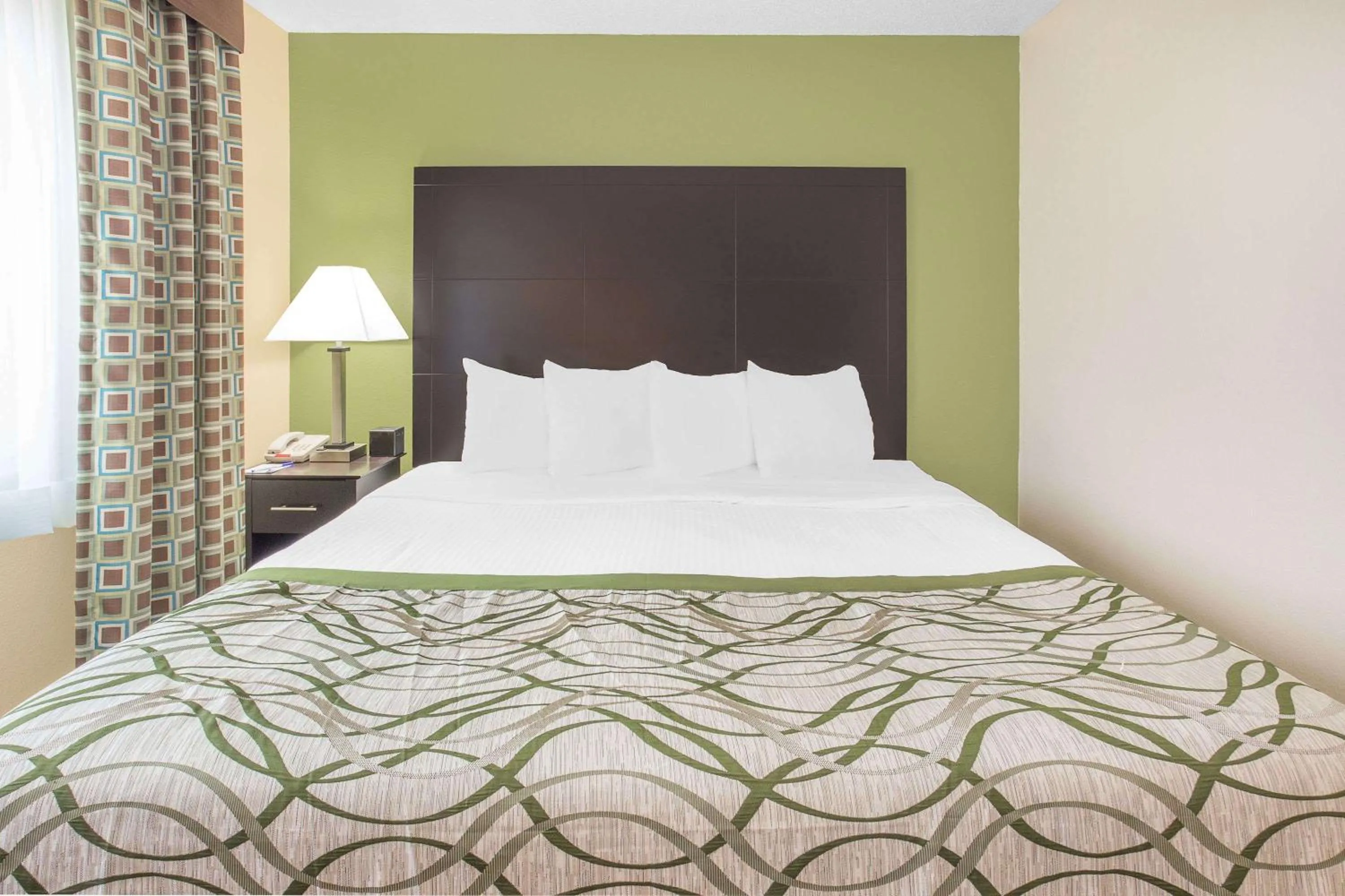 Photo of the whole room, Bed in Baymont by Wyndham Holland