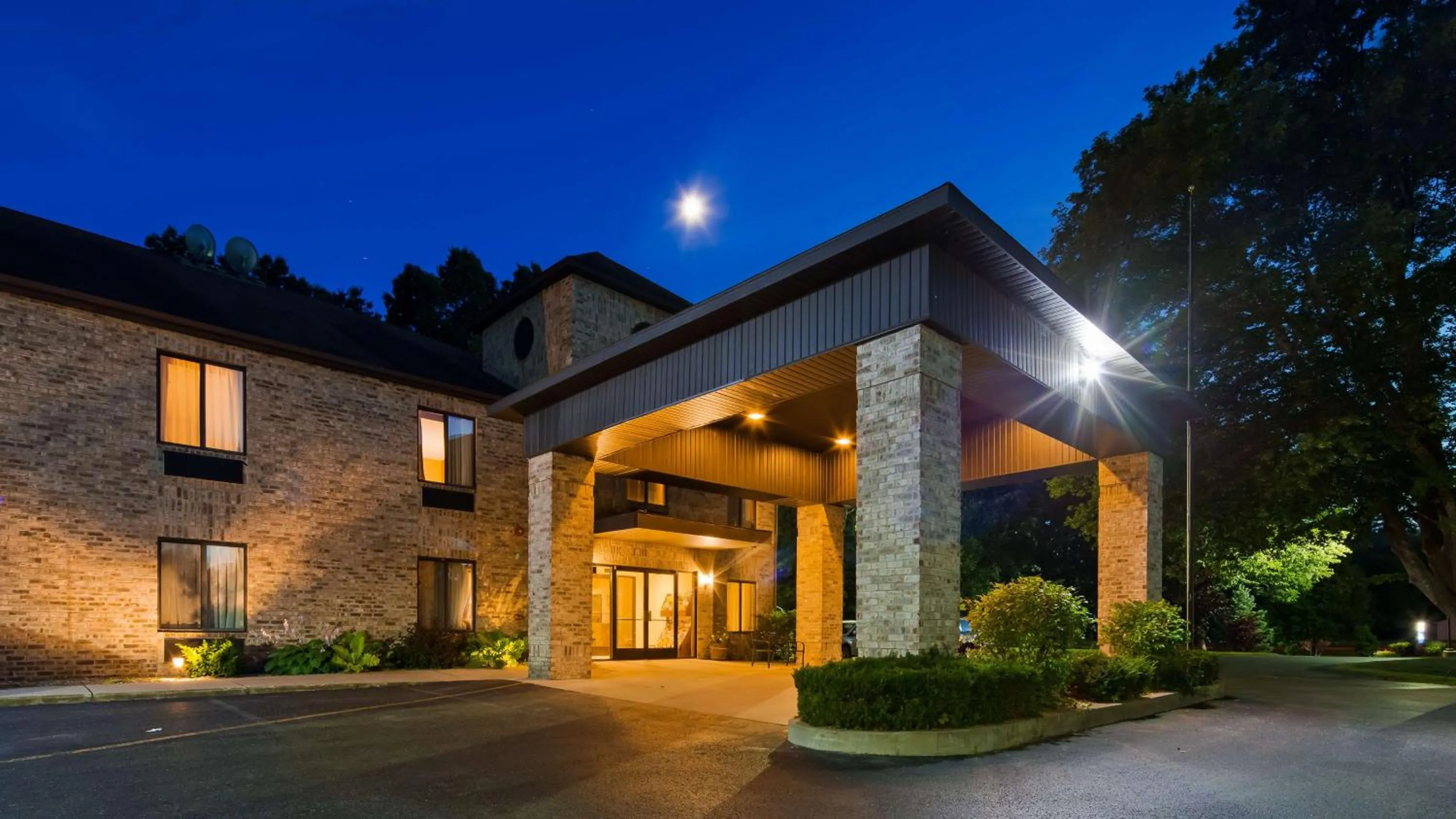 Property building in Best Western Plaza Hotel Saugatuck