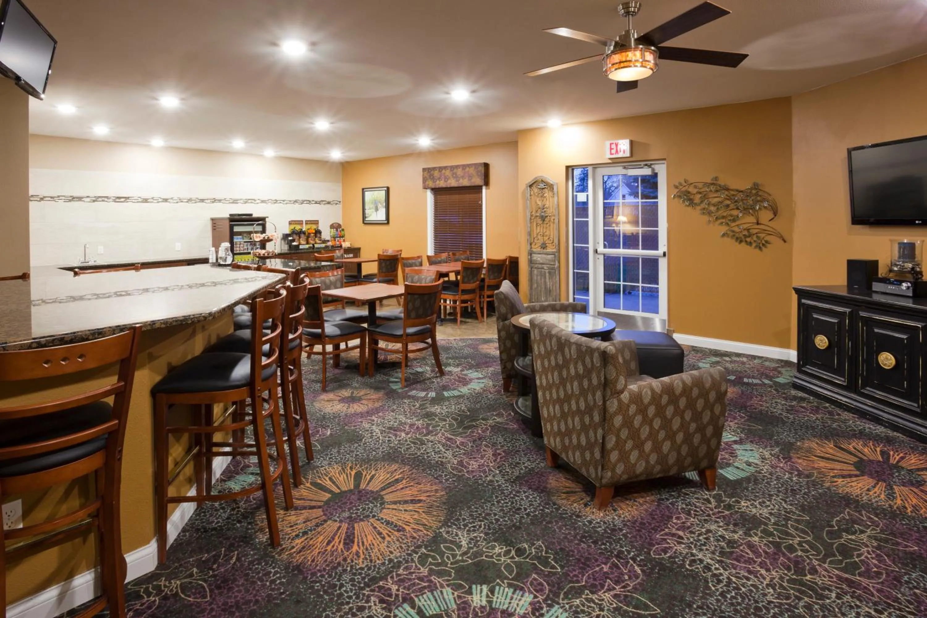 Lounge or bar in GrandStay Residential Suites Hotel