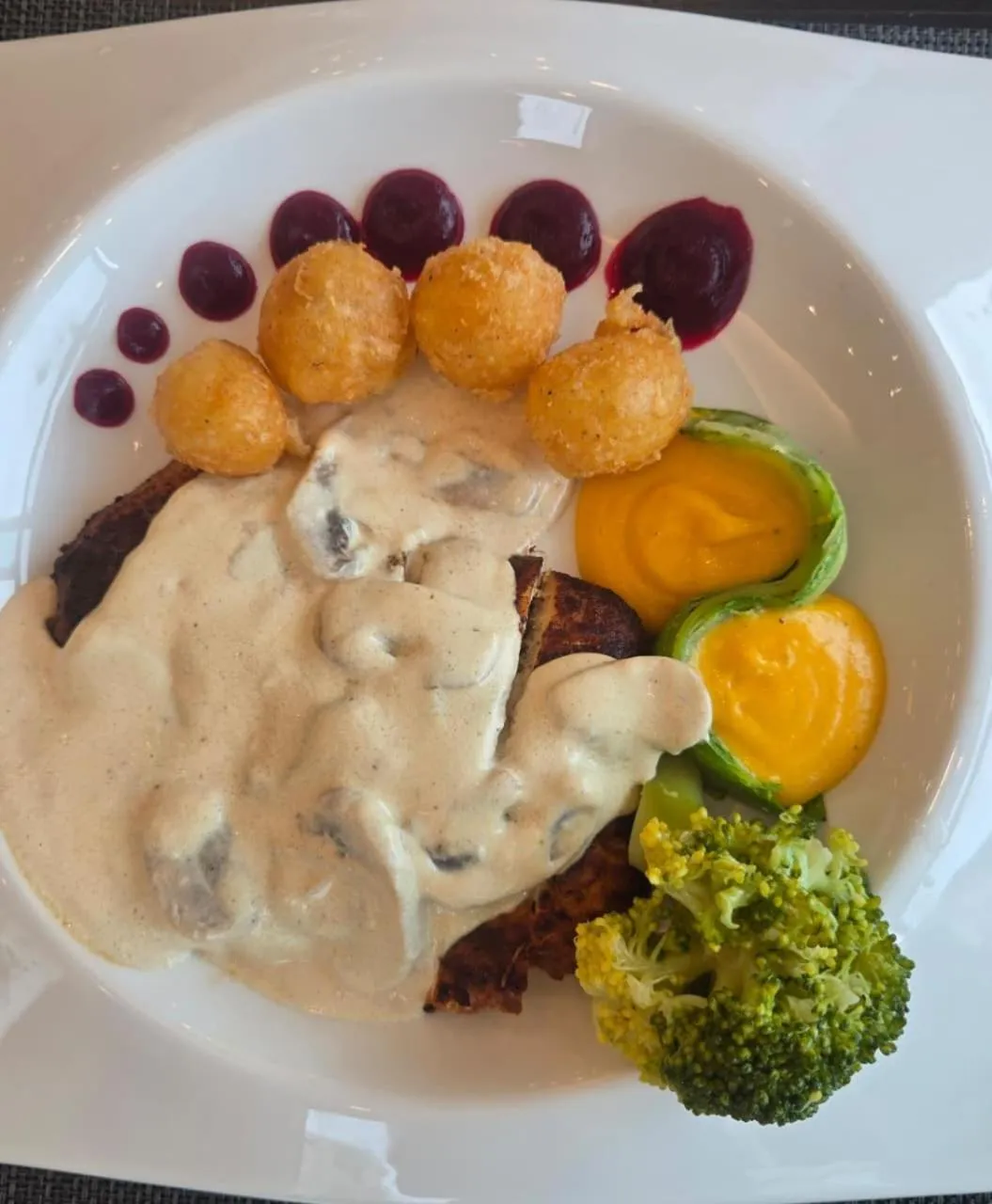 Restaurant/places to eat in Mateus Hotel & Pool