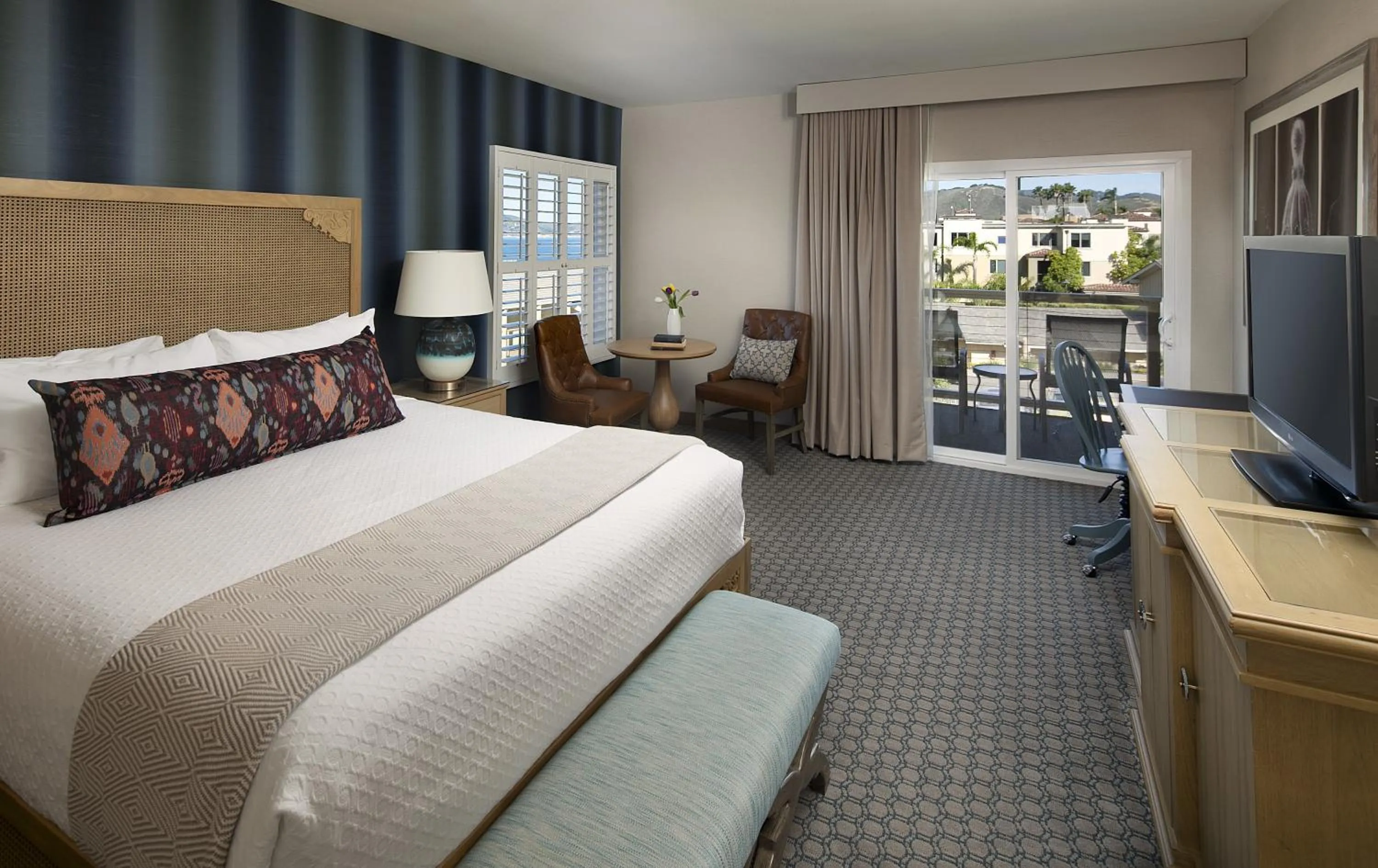 Photo of the whole room, Bed in Spyglass Inn