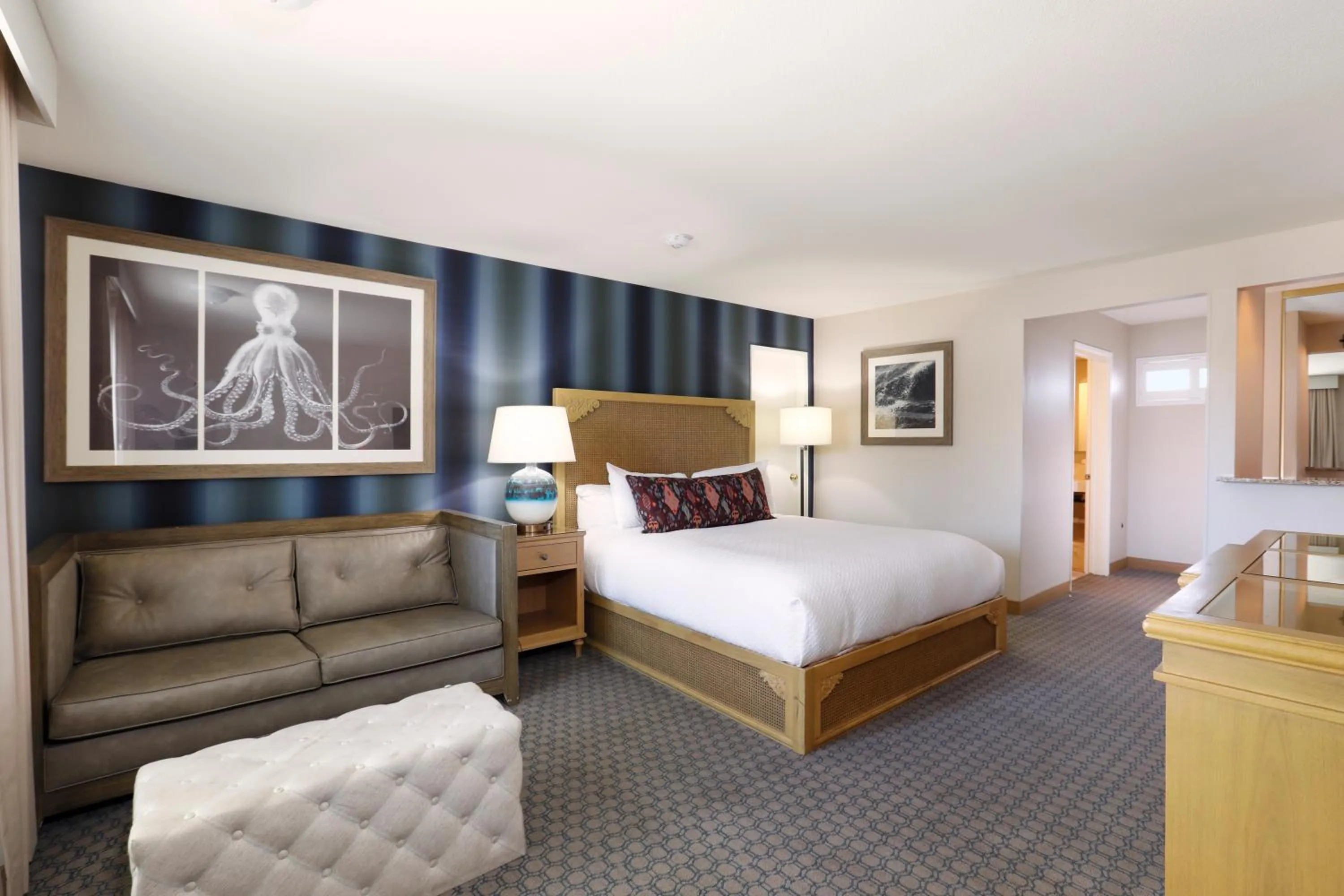 Bedroom, Bed in Spyglass Inn