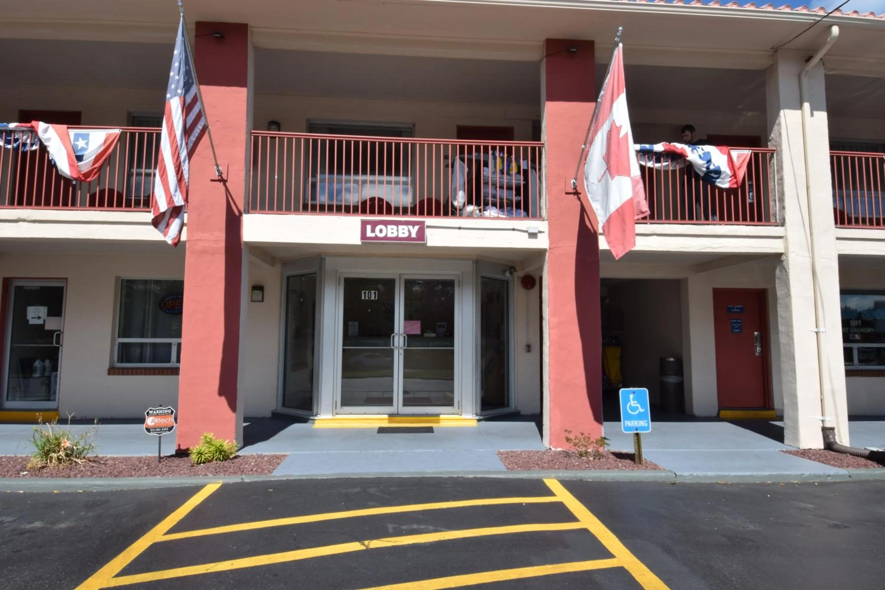 Property building in Knights Inn Oswego East