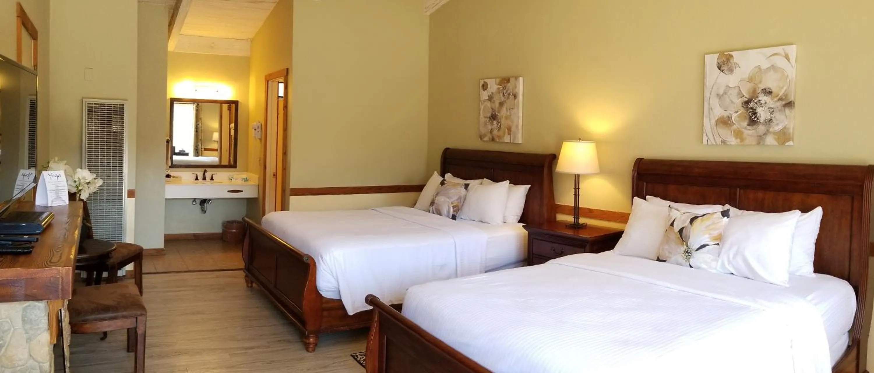 Photo of the whole room, Bed in Carmel Valley Lodge