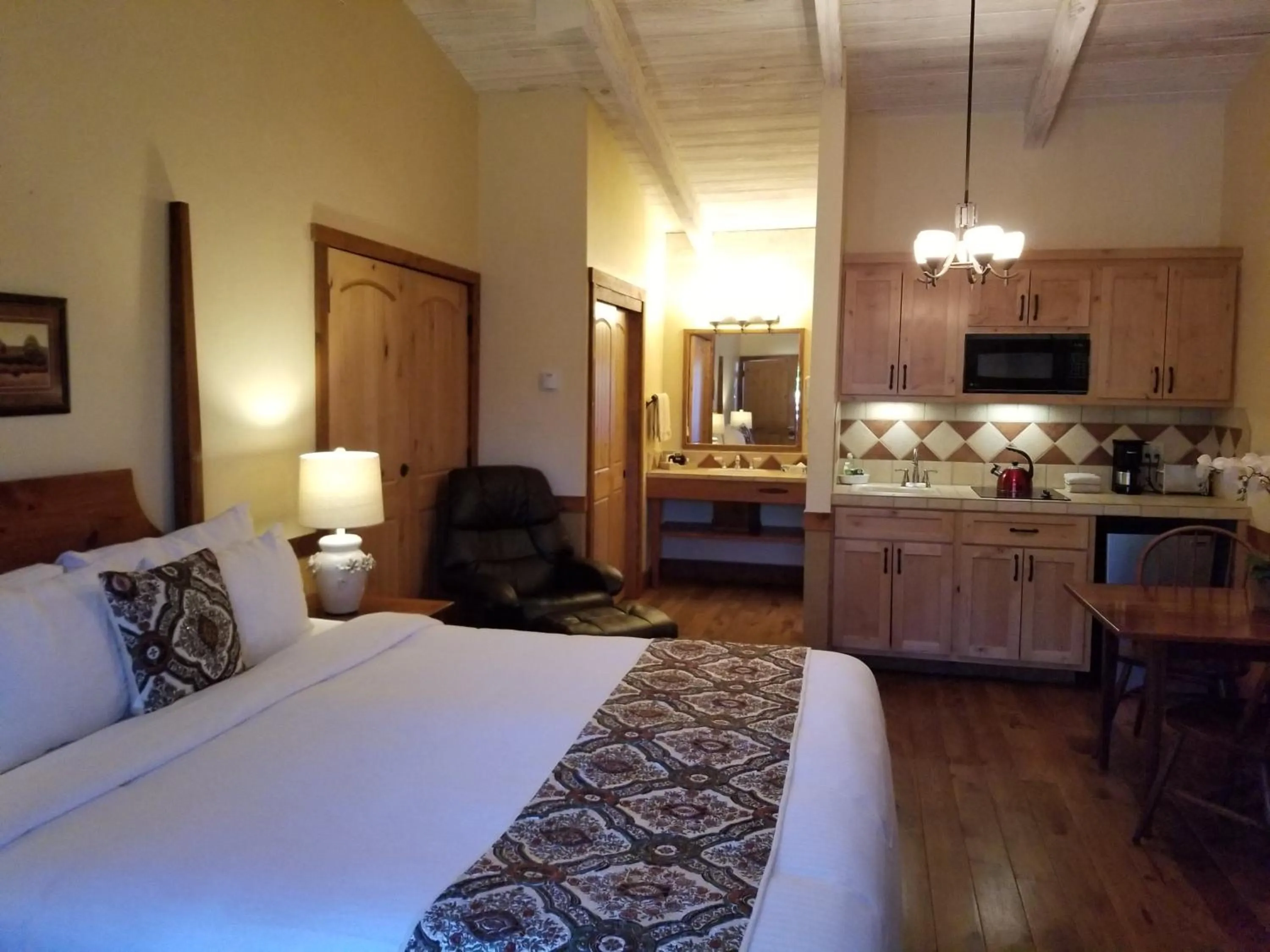 Kitchen or kitchenette, Bed in Carmel Valley Lodge