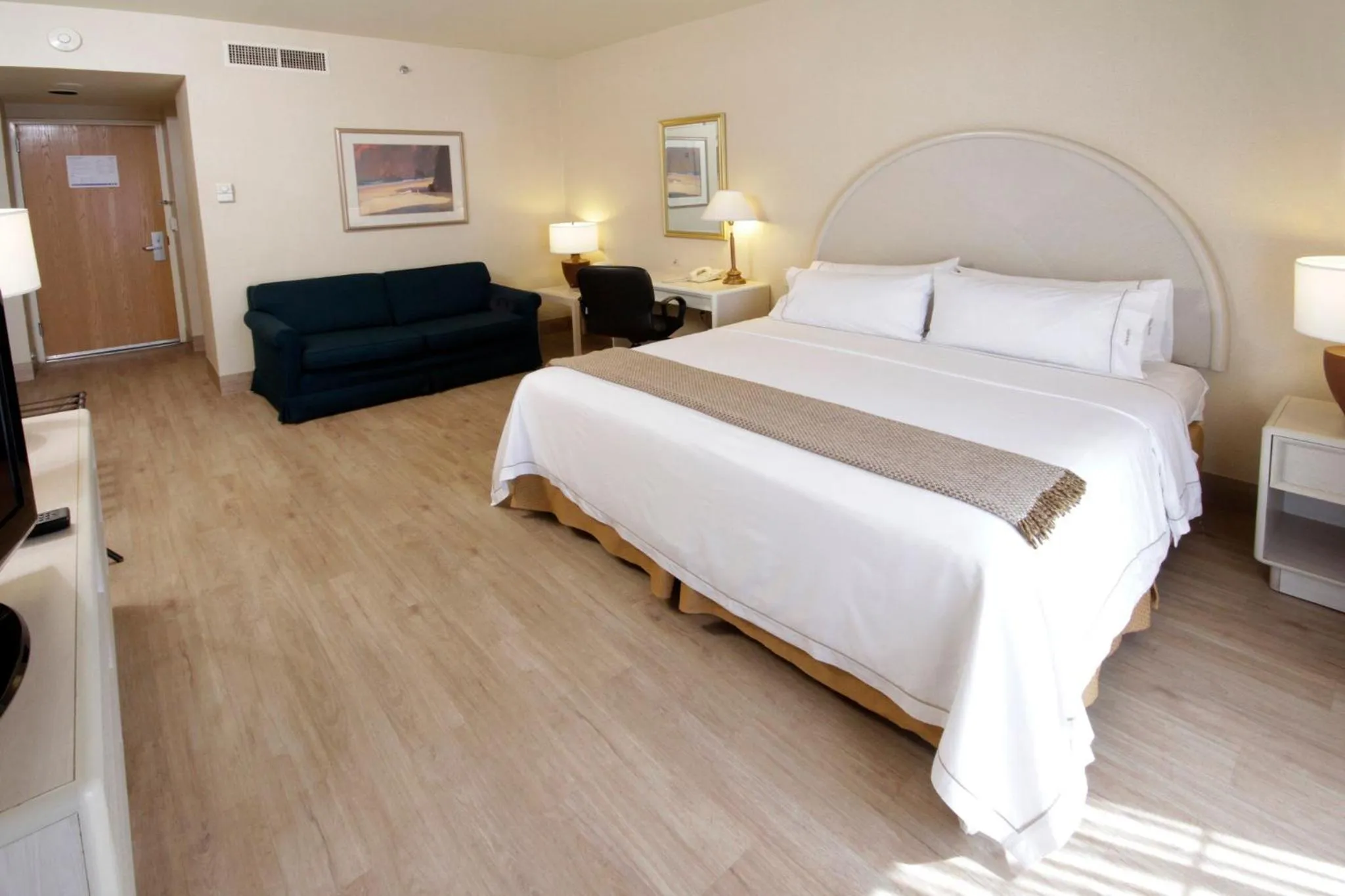 Photo of the whole room, Bed in Holiday Inn Express Torreon by IHG