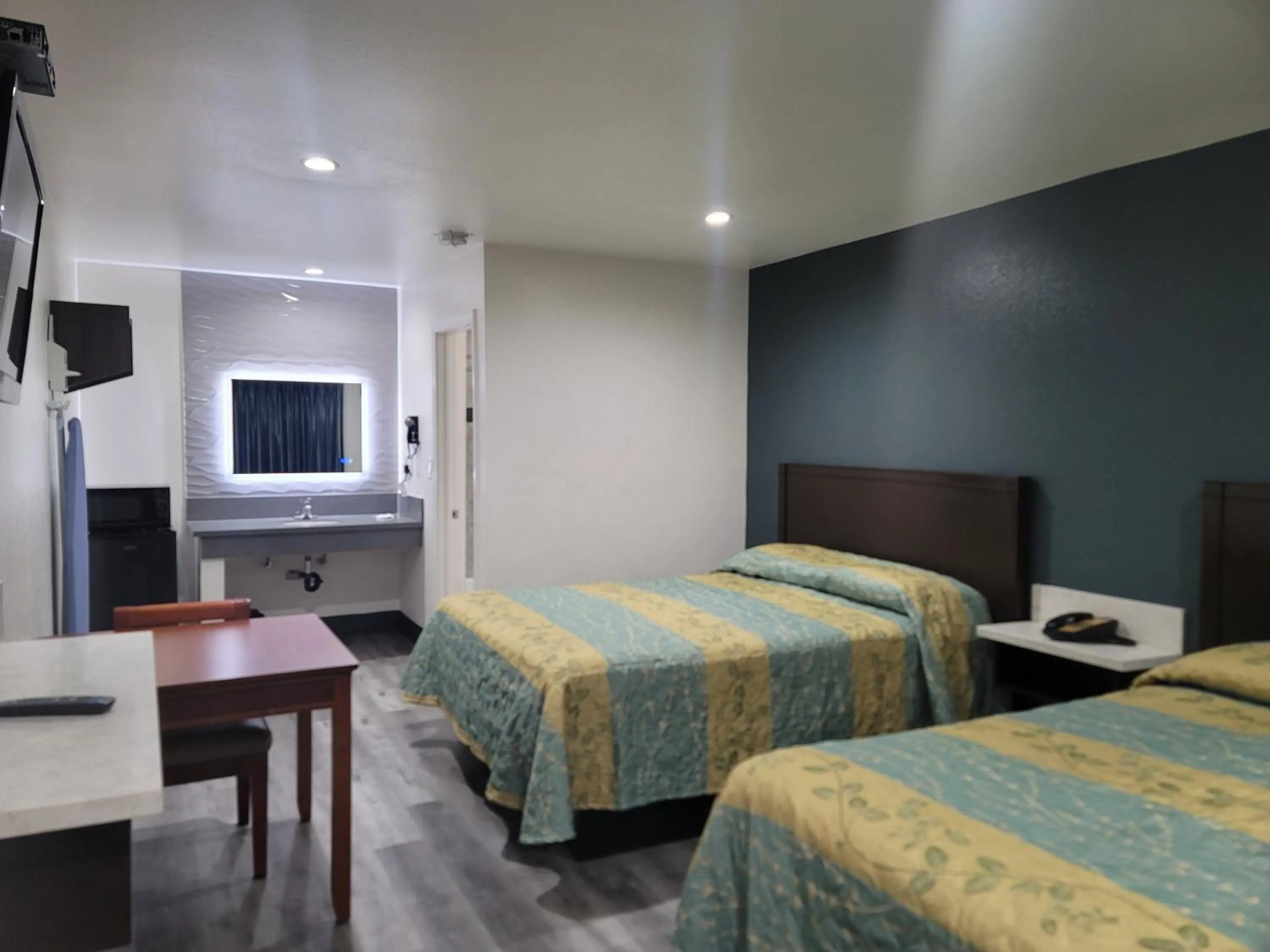 Bedroom, Bed in Motel Moonlight