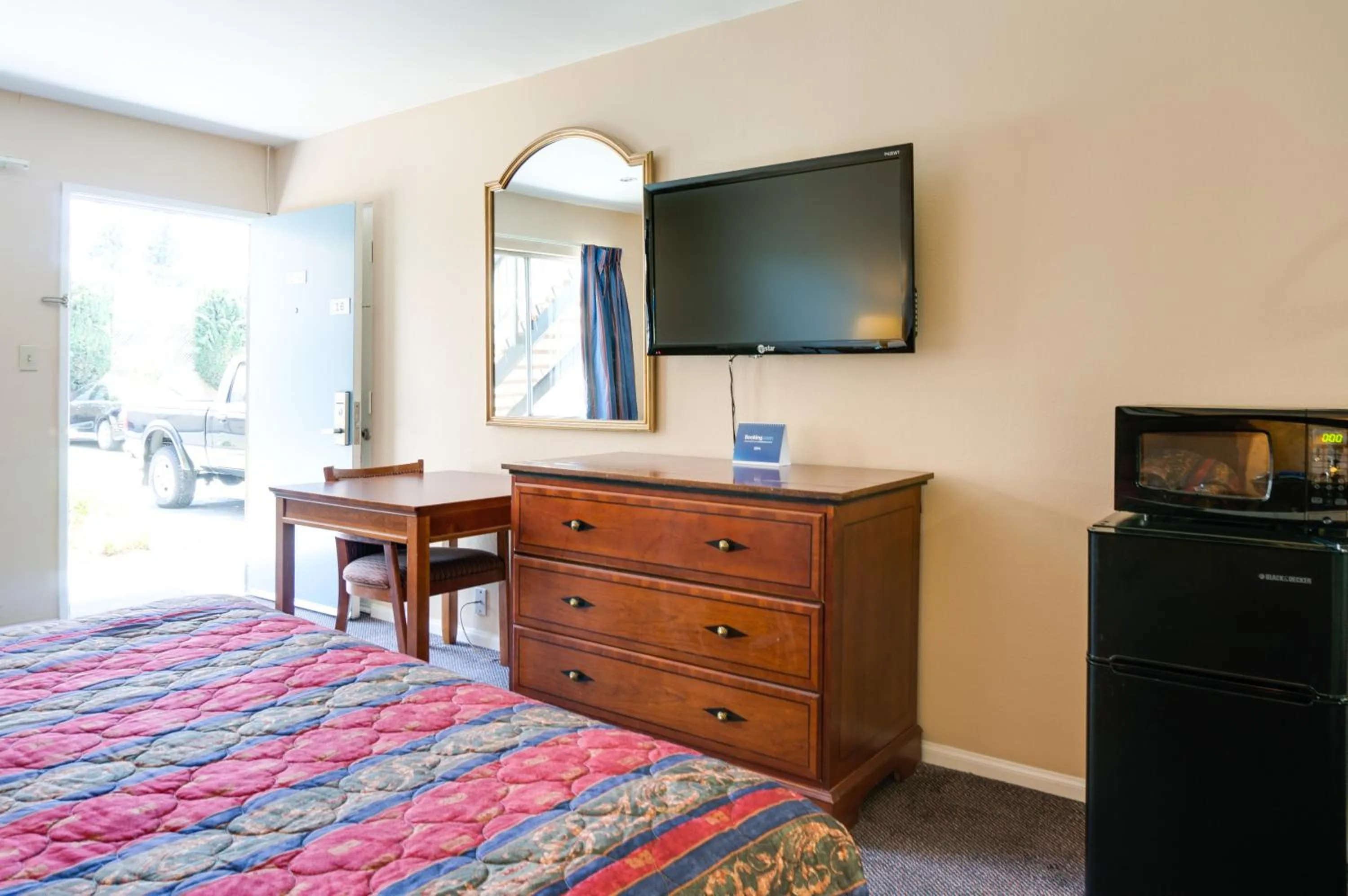 Bedroom, Bed in Motel Moonlight