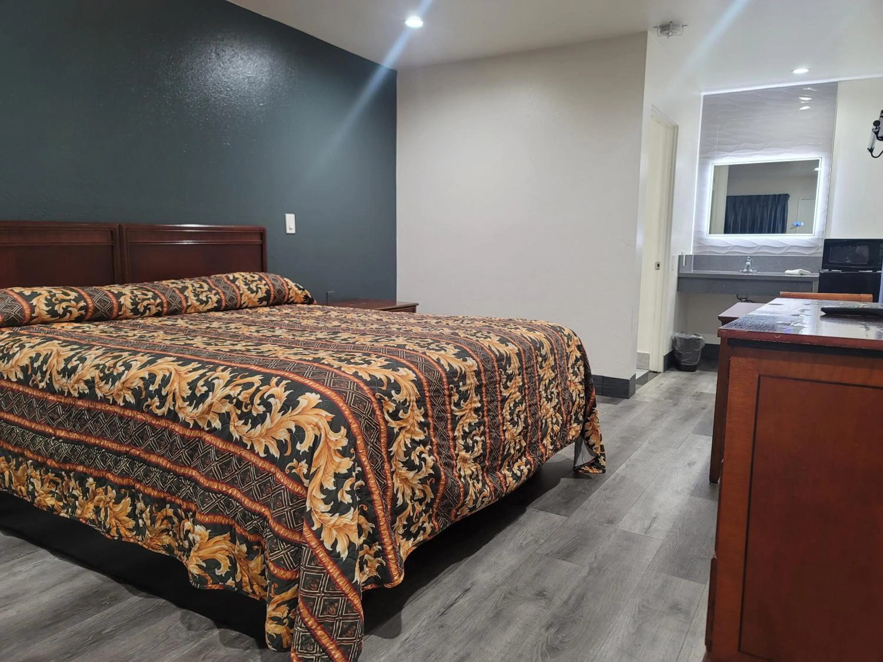 Photo of the whole room, Bed in Motel Moonlight