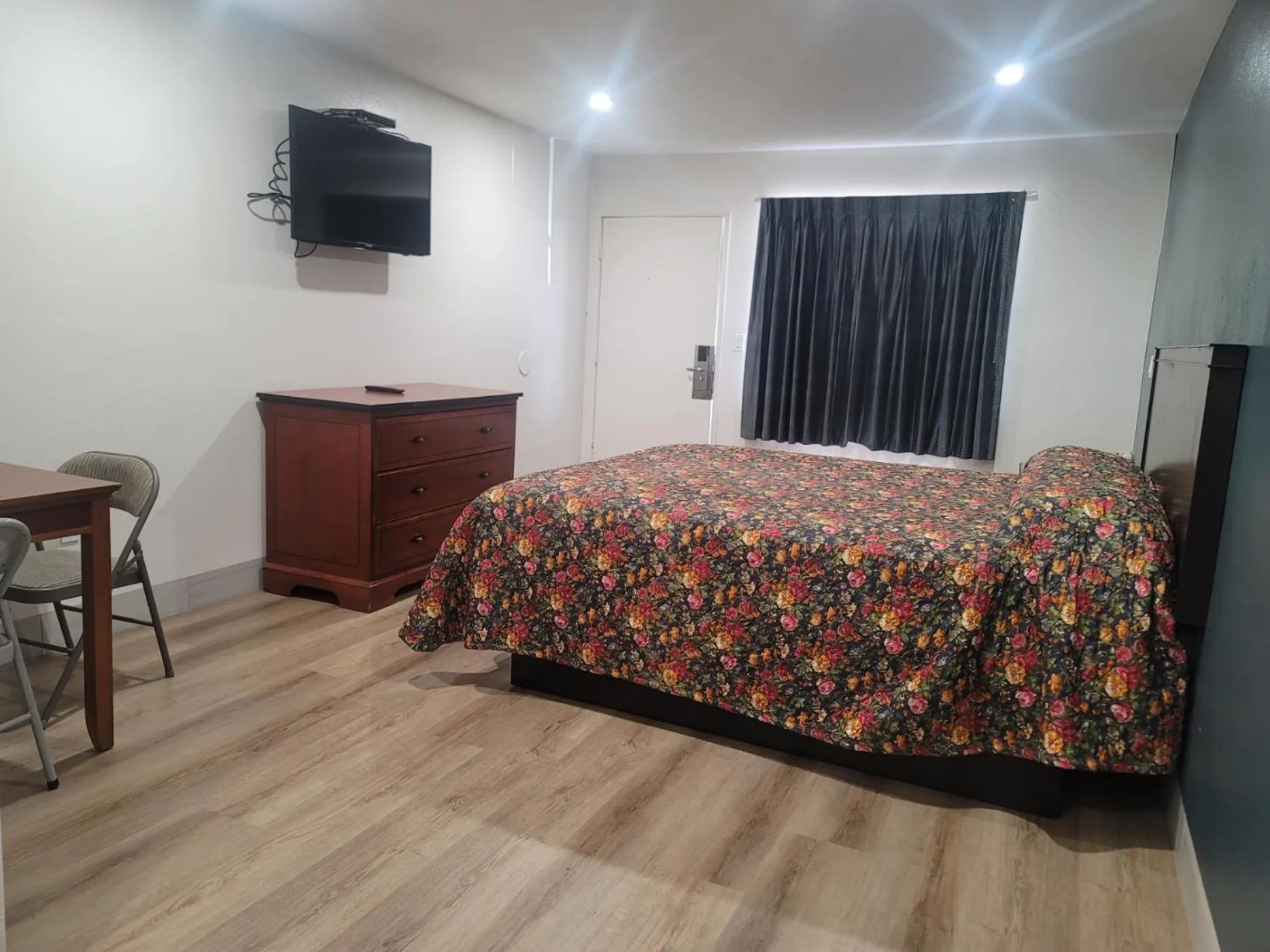 Bathroom, Bed in Motel Moonlight