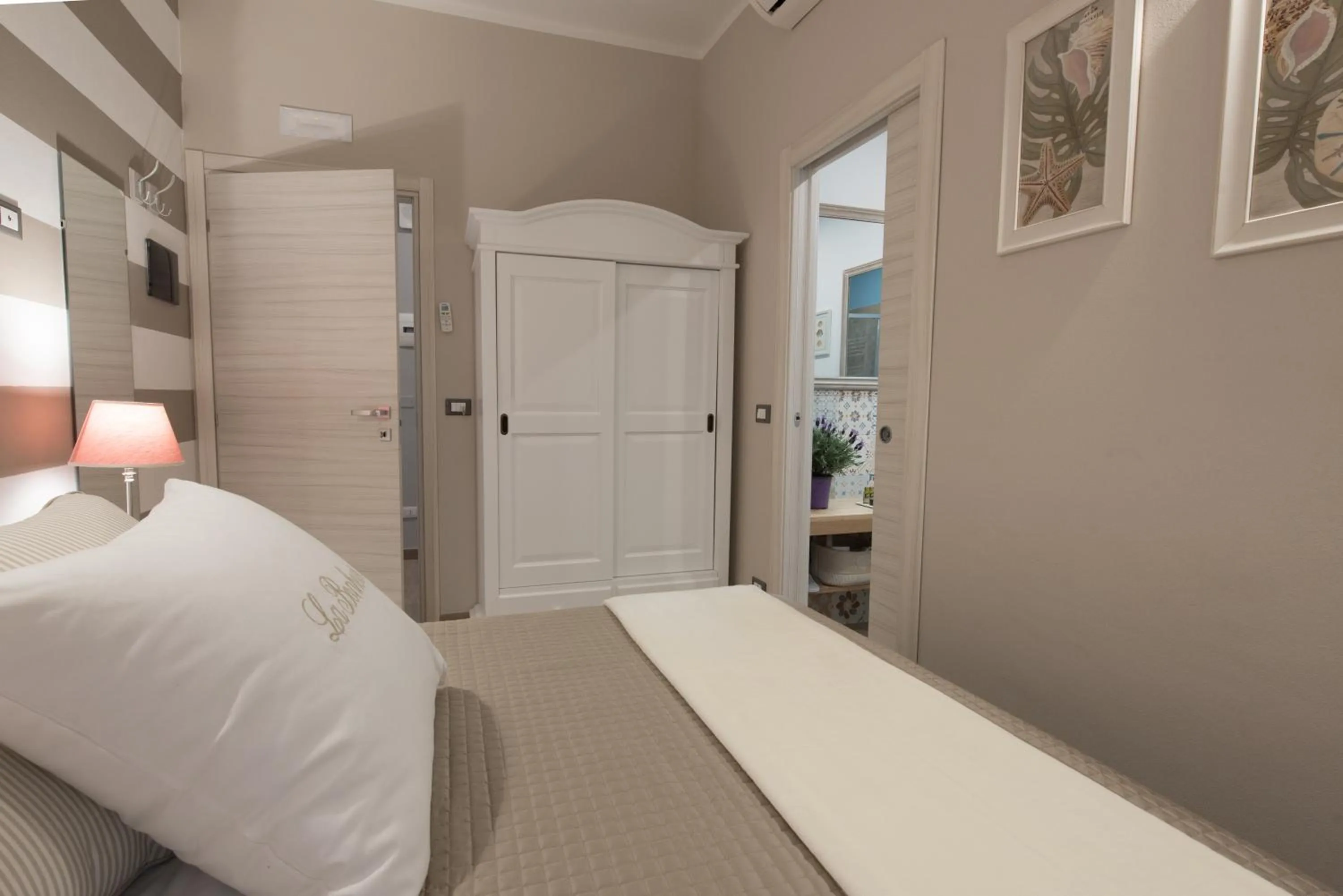 Bed in La Bonheur, Terre Marine