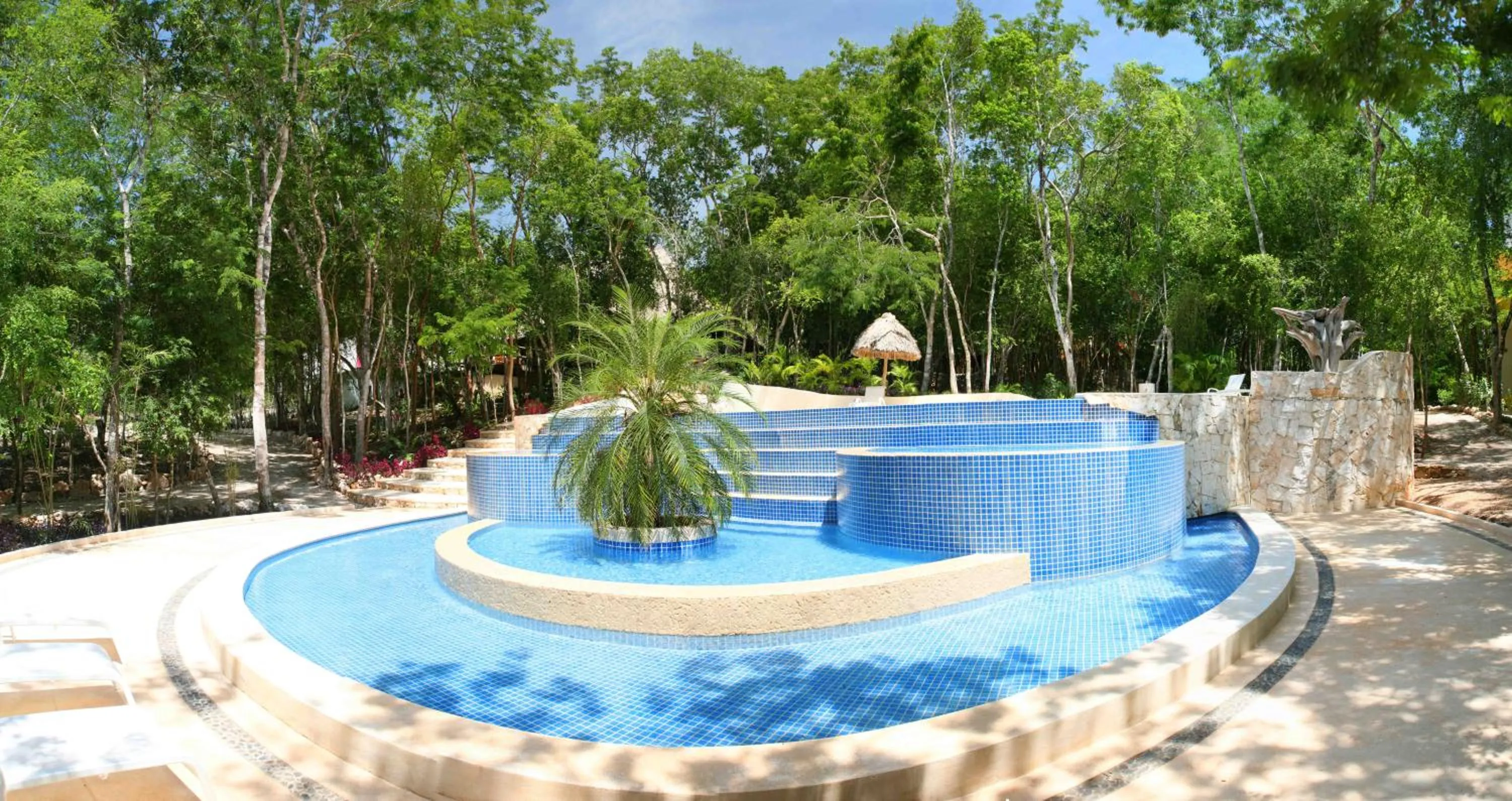 Swimming pool in Hotel Okaan