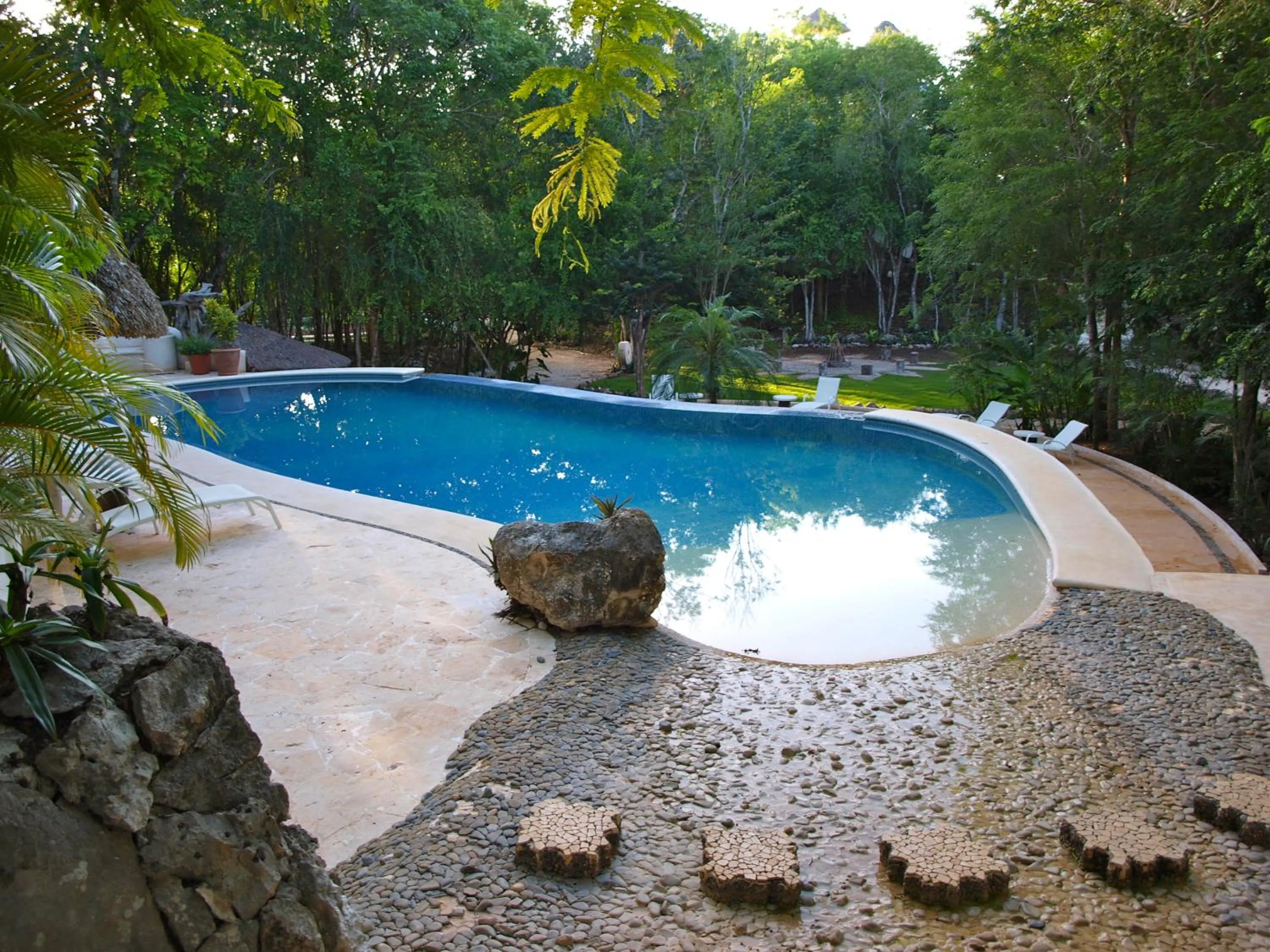 Swimming pool in Hotel Okaan