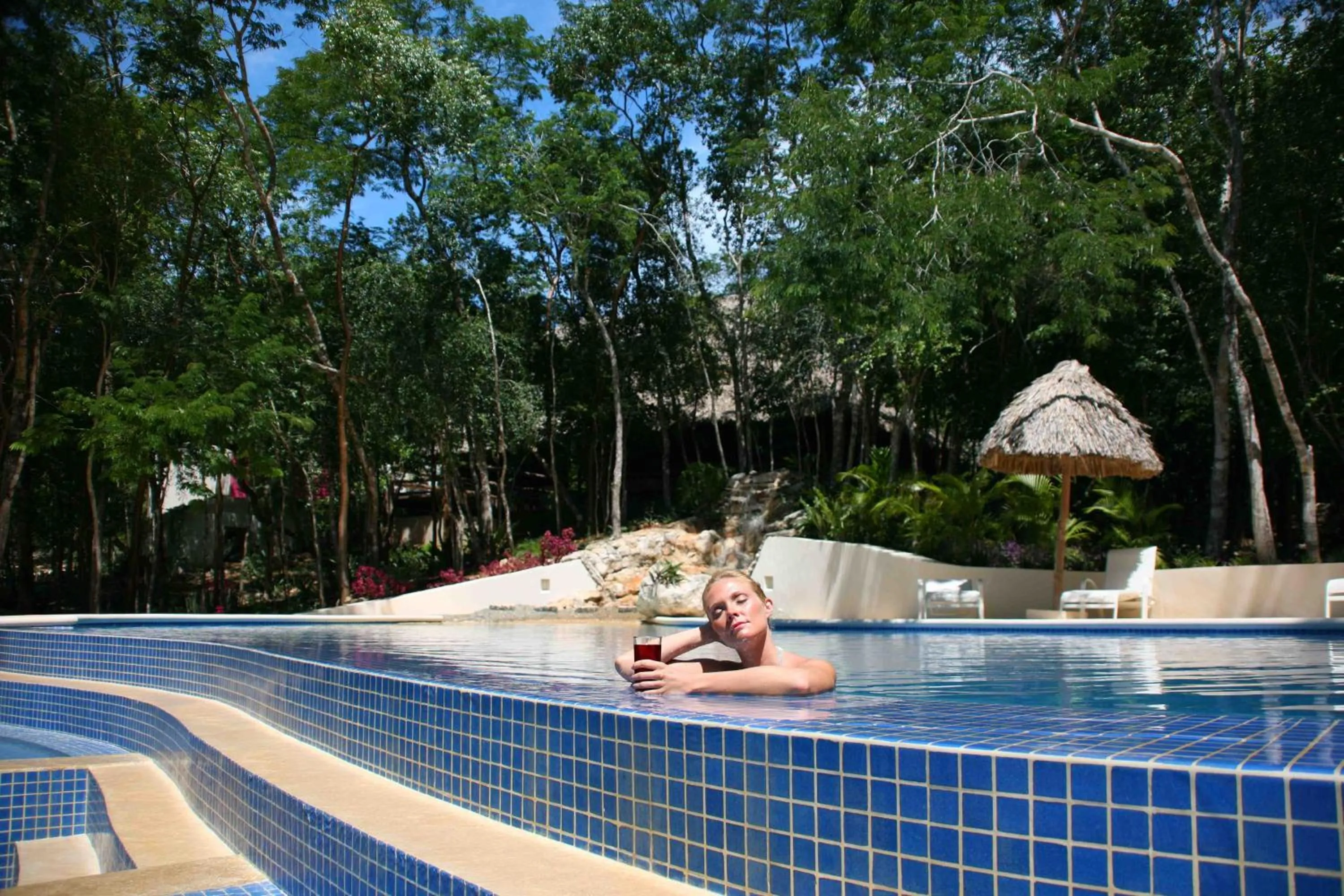 Swimming pool in Hotel Okaan