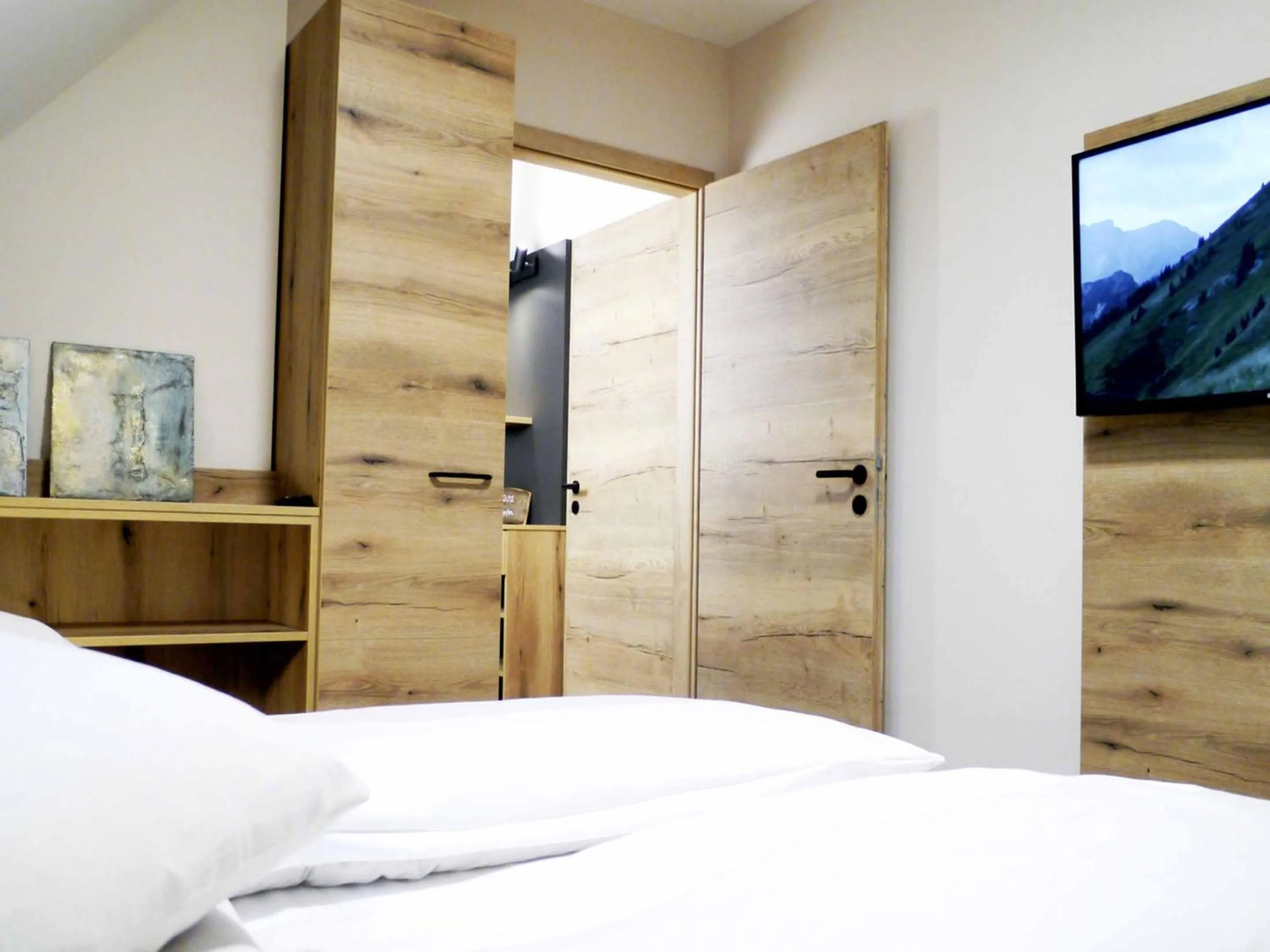 wardrobe, Bed in Da`Sporrer Hotel & Wirtshaus