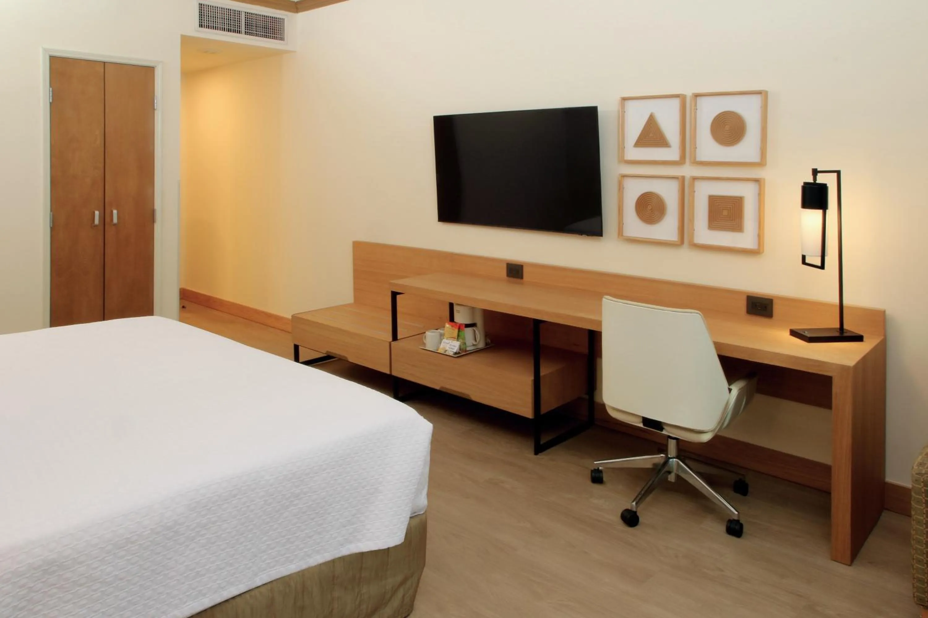 Photo of the whole room, Bed in Crowne Plaza Torreon by IHG