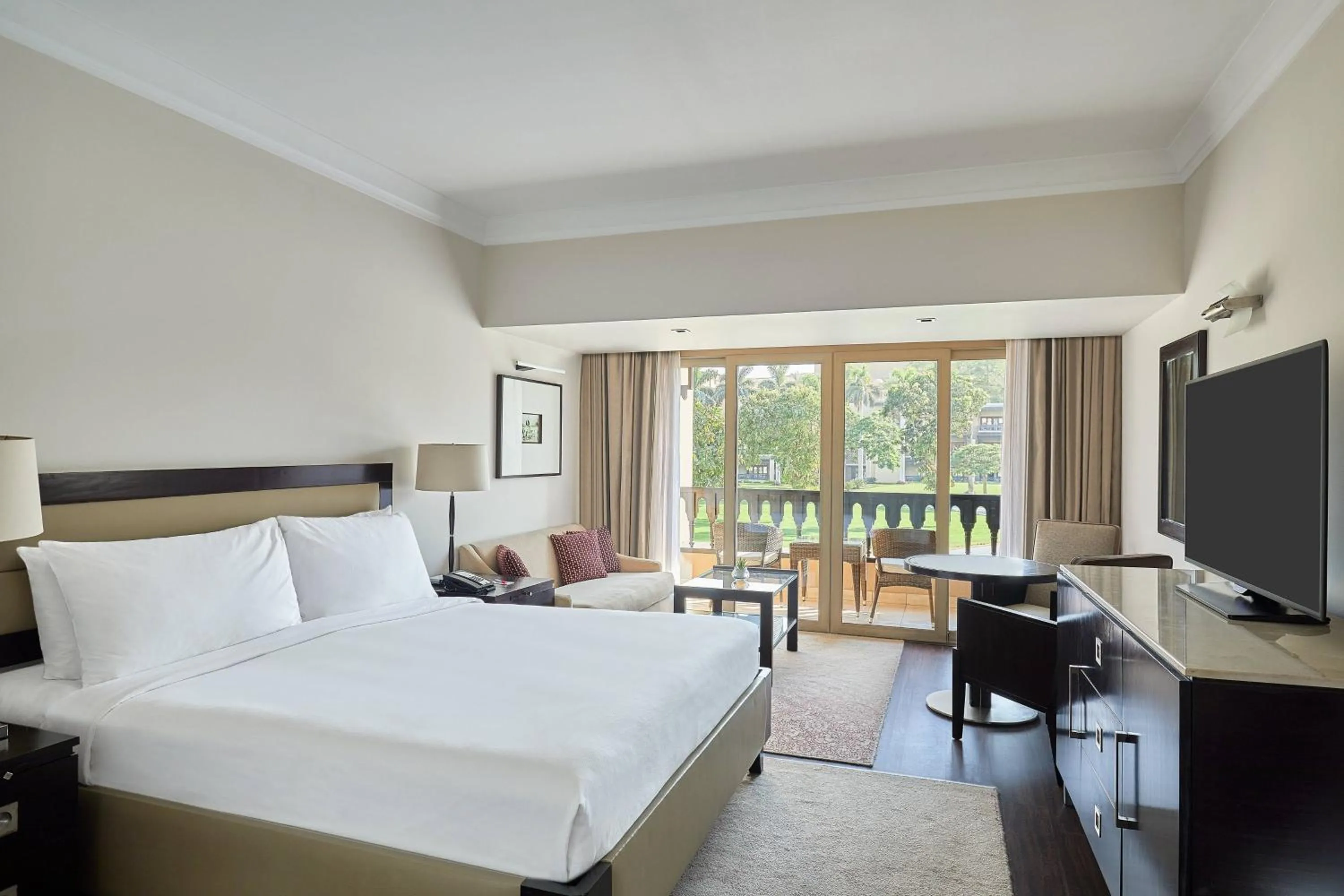 Photo of the whole room, Bed in Marriott Mena House, Cairo