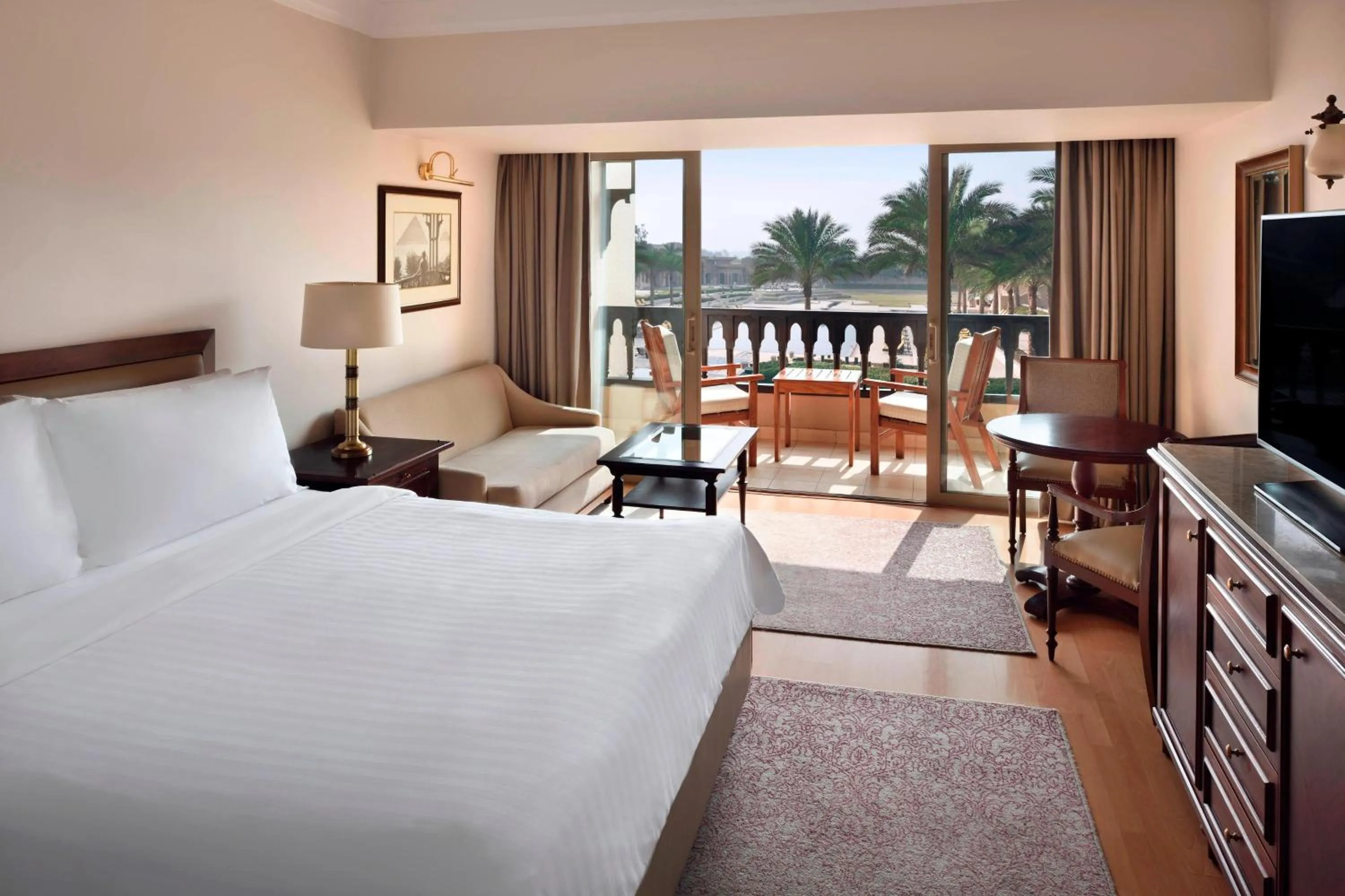 Photo of the whole room, Bed in Marriott Mena House, Cairo