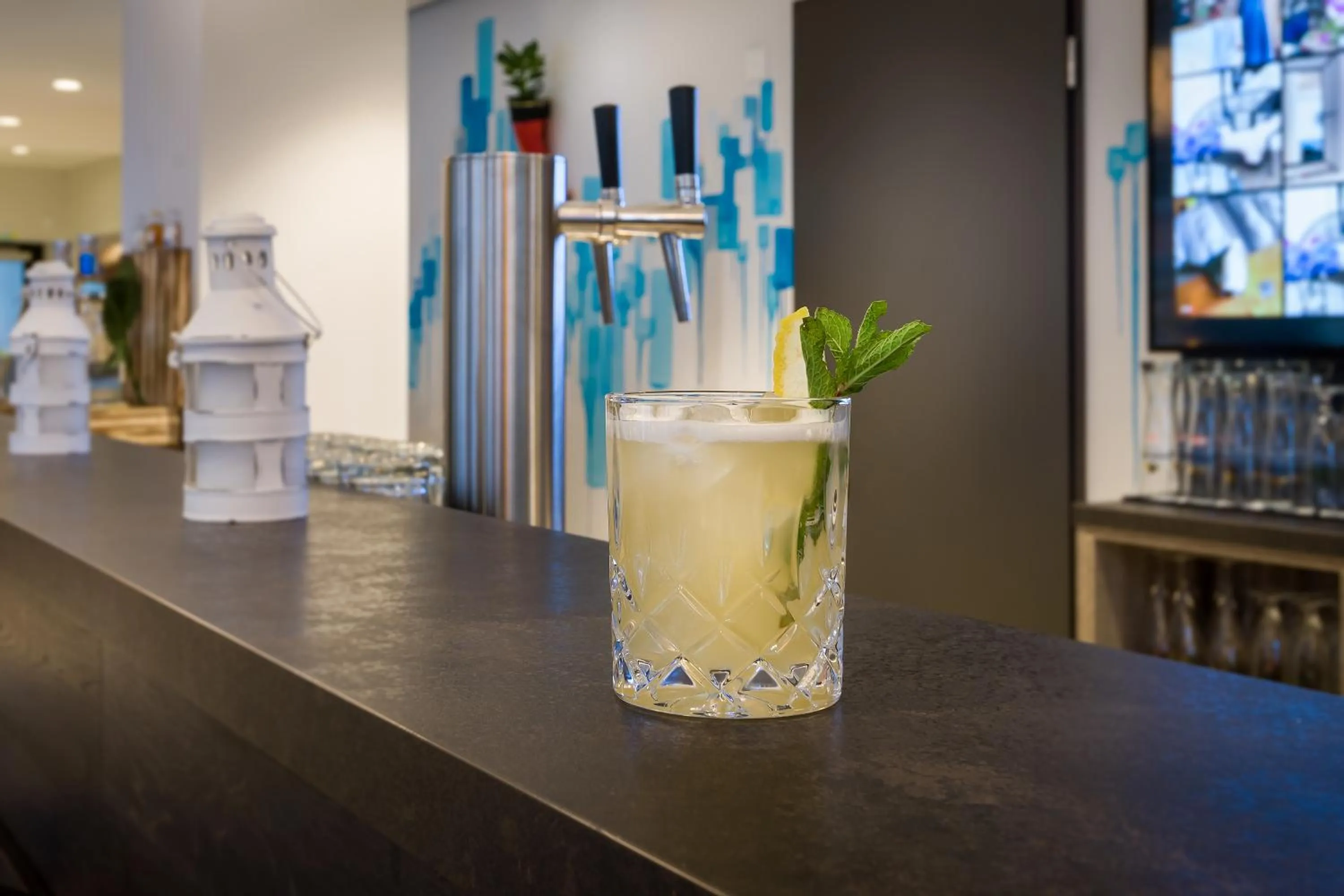 Lounge or bar in Holiday Inn - the niu, Welly Kiel by IHG