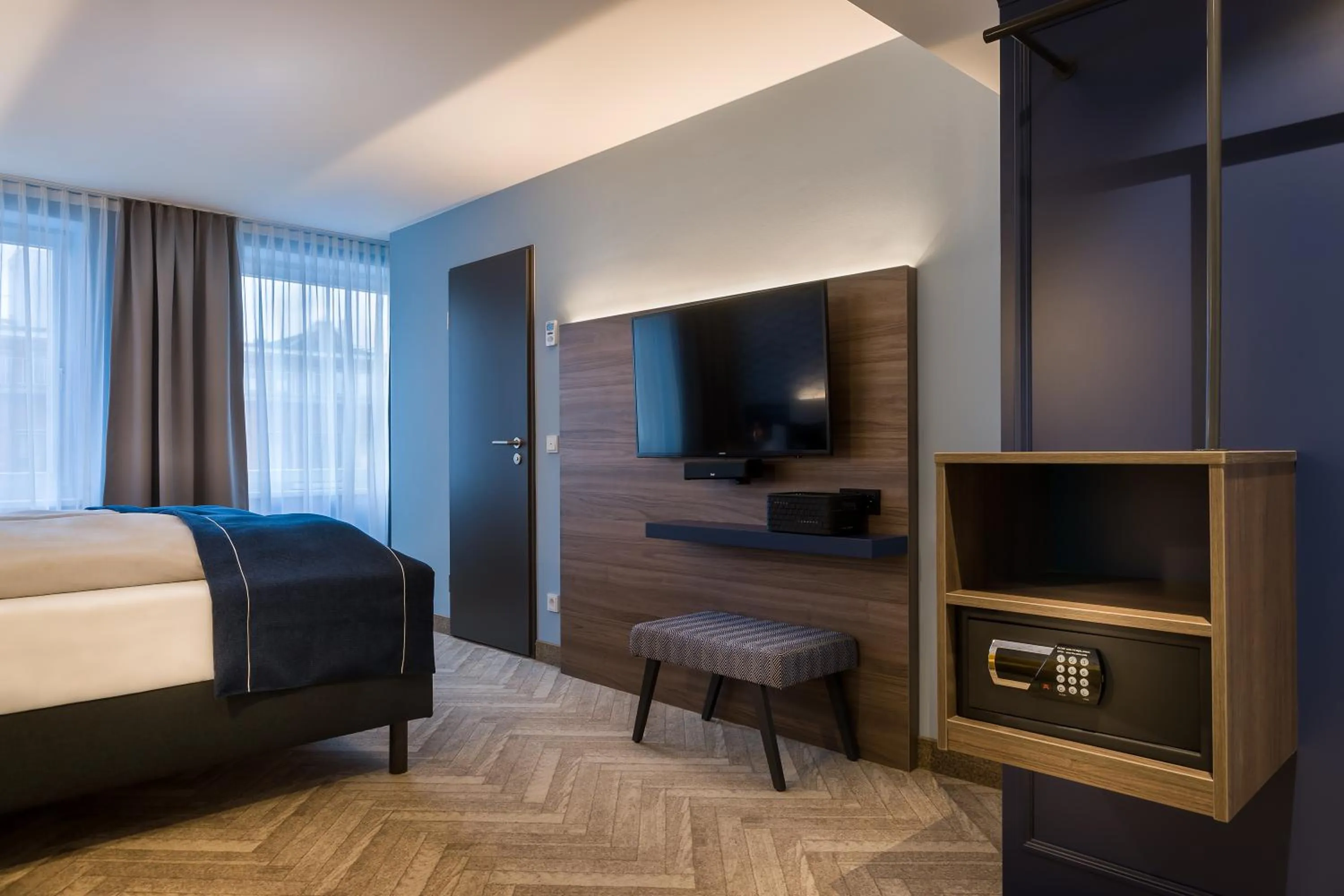TV and multimedia, Bed in Holiday Inn - the niu, Welly Kiel by IHG