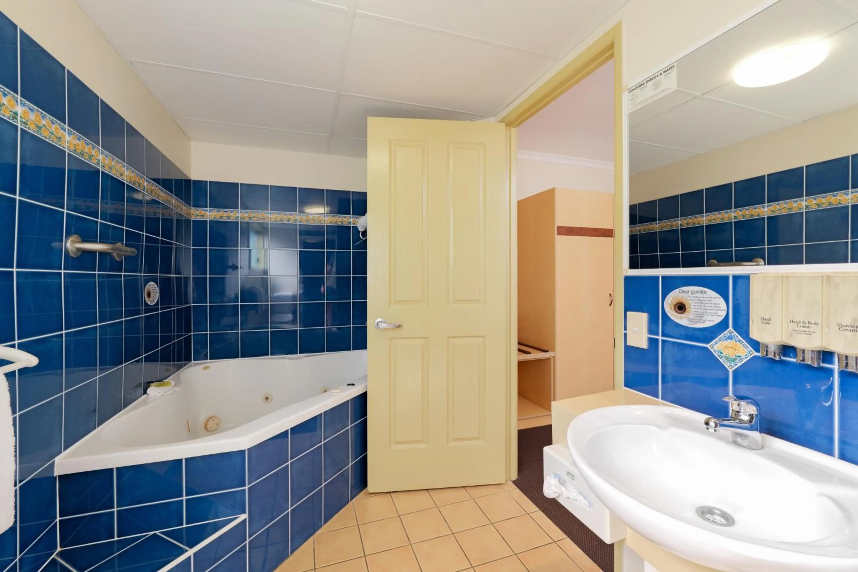 Bathroom in Villa Mirasol Motor Inn