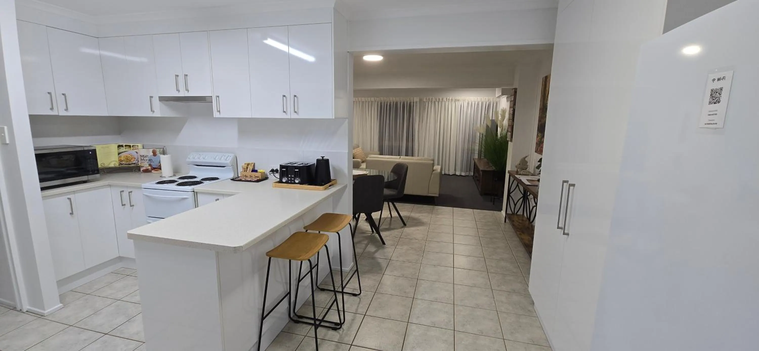 Kitchen or kitchenette in Villa Mirasol Motor Inn