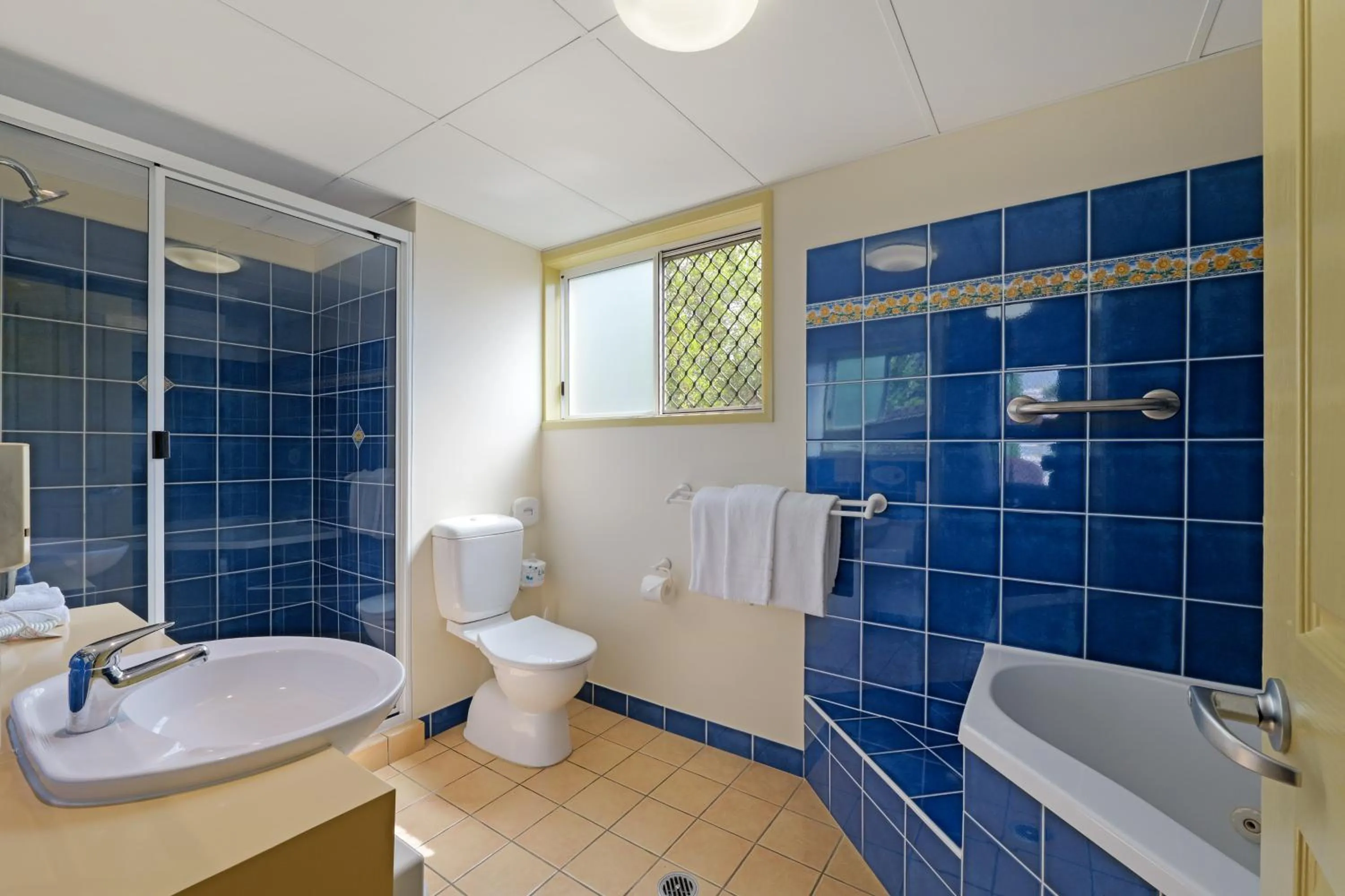 Shower in Villa Mirasol Motor Inn