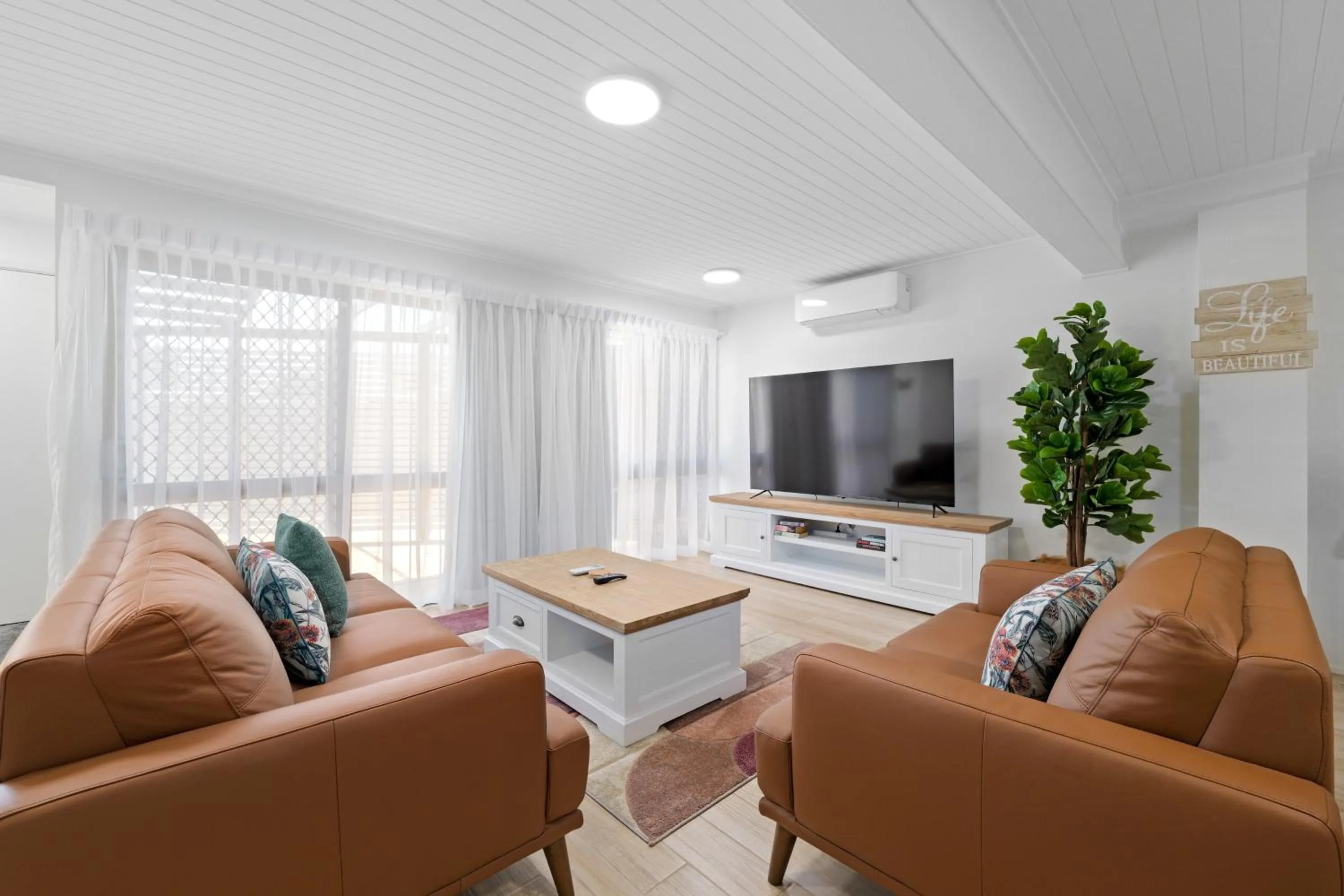 TV and multimedia in Villa Mirasol Motor Inn