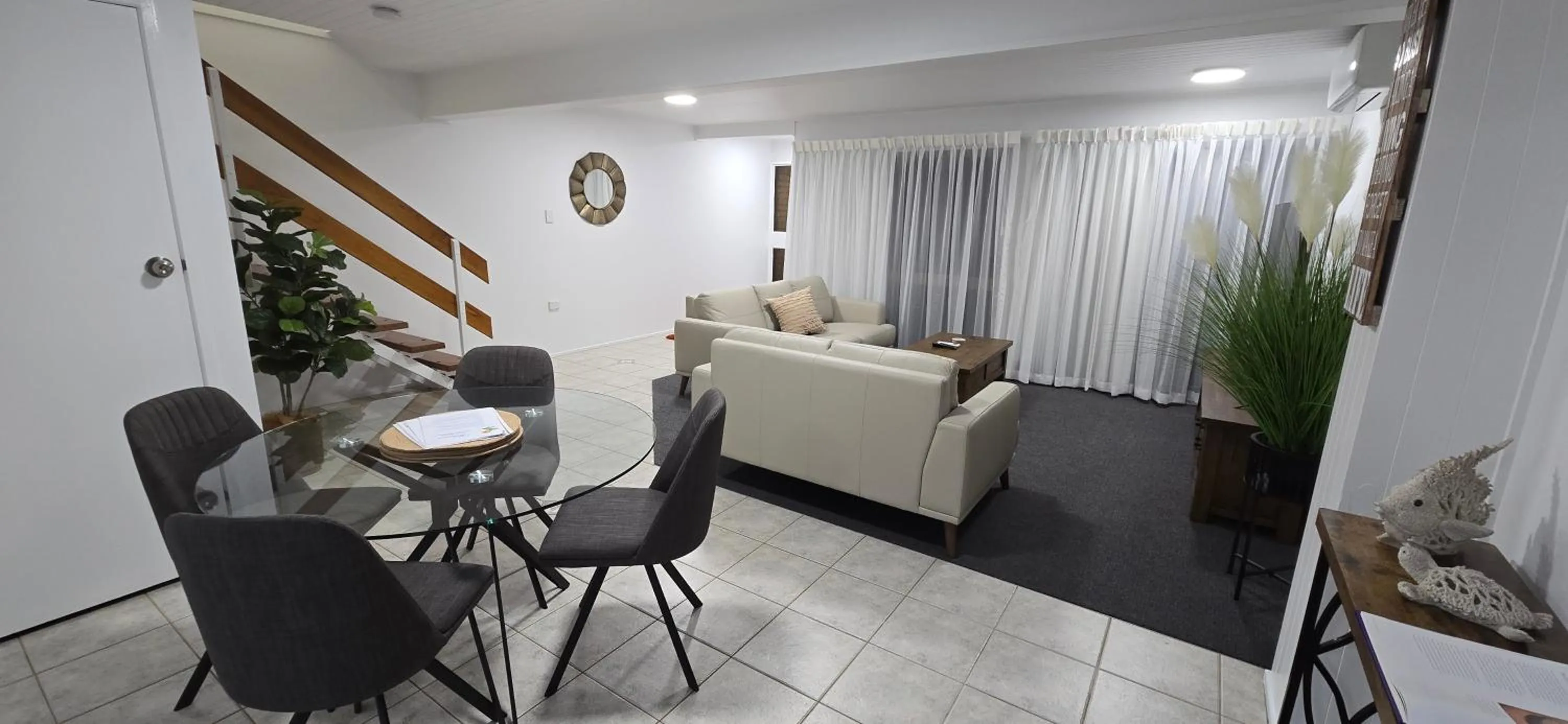 Seating area in Villa Mirasol Motor Inn