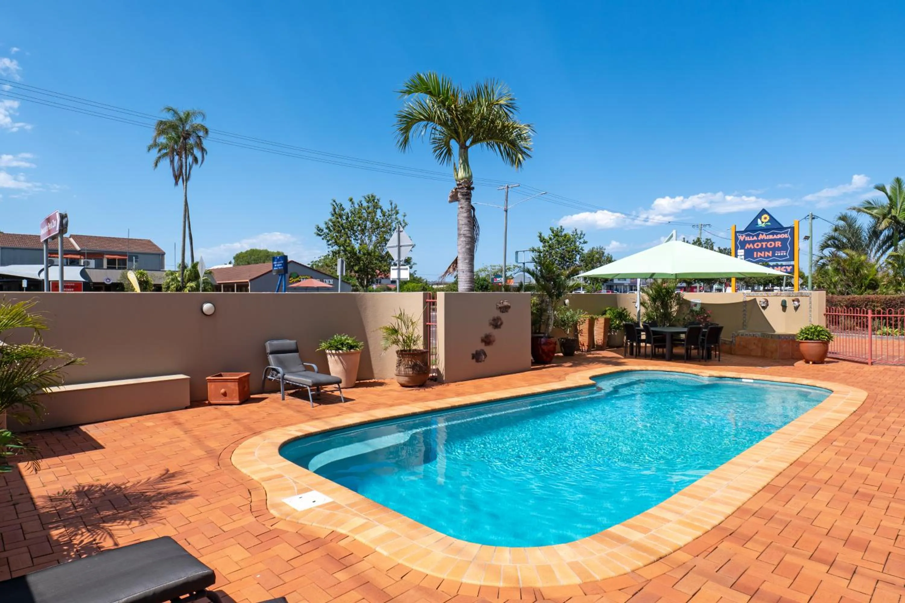 Swimming pool in Villa Mirasol Motor Inn