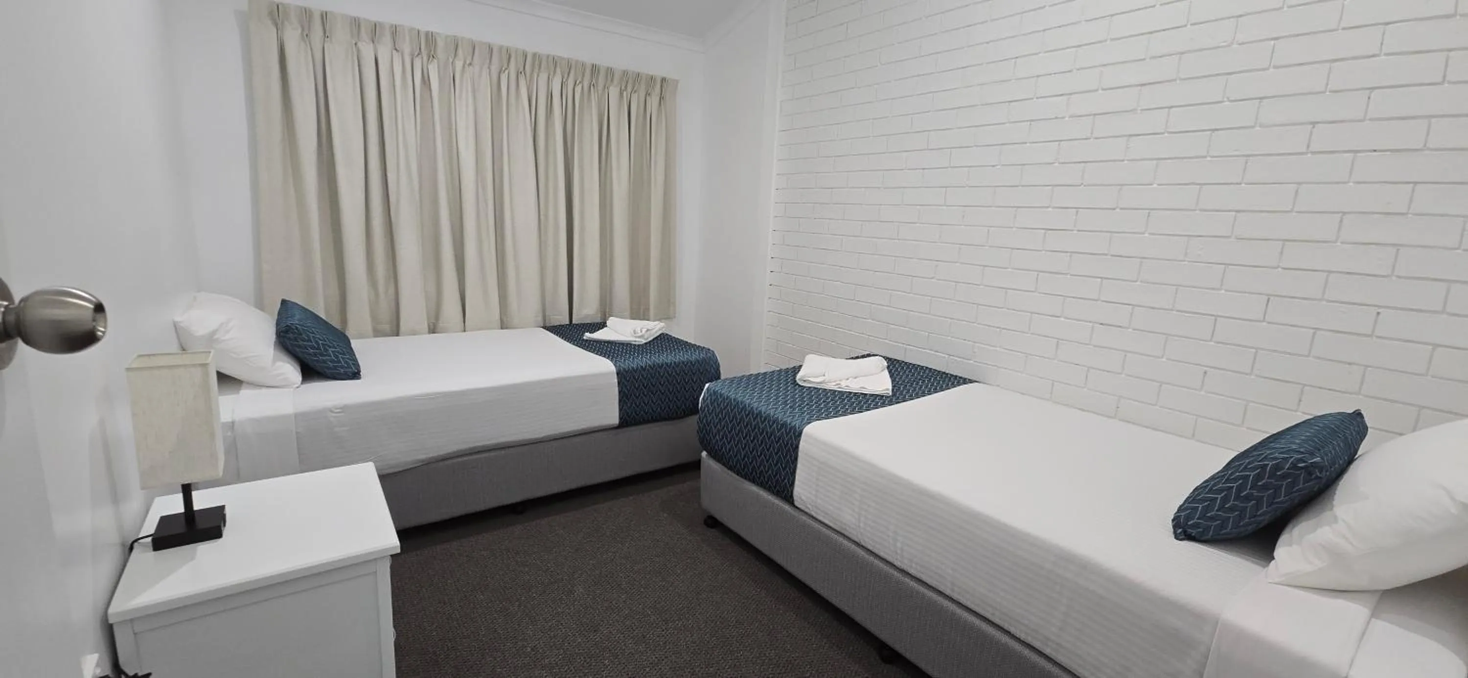 Bed in Villa Mirasol Motor Inn