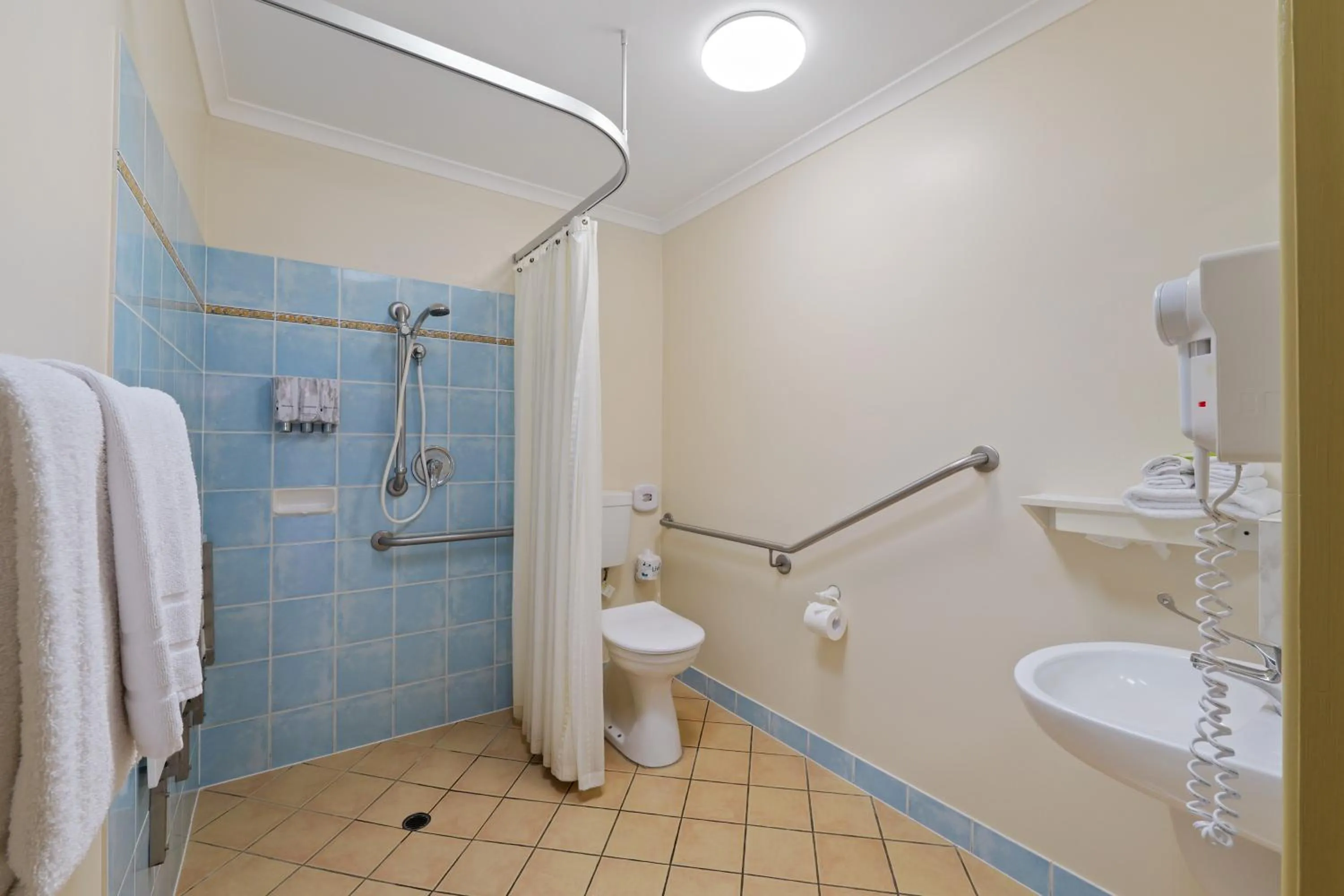 Bathroom in Villa Mirasol Motor Inn