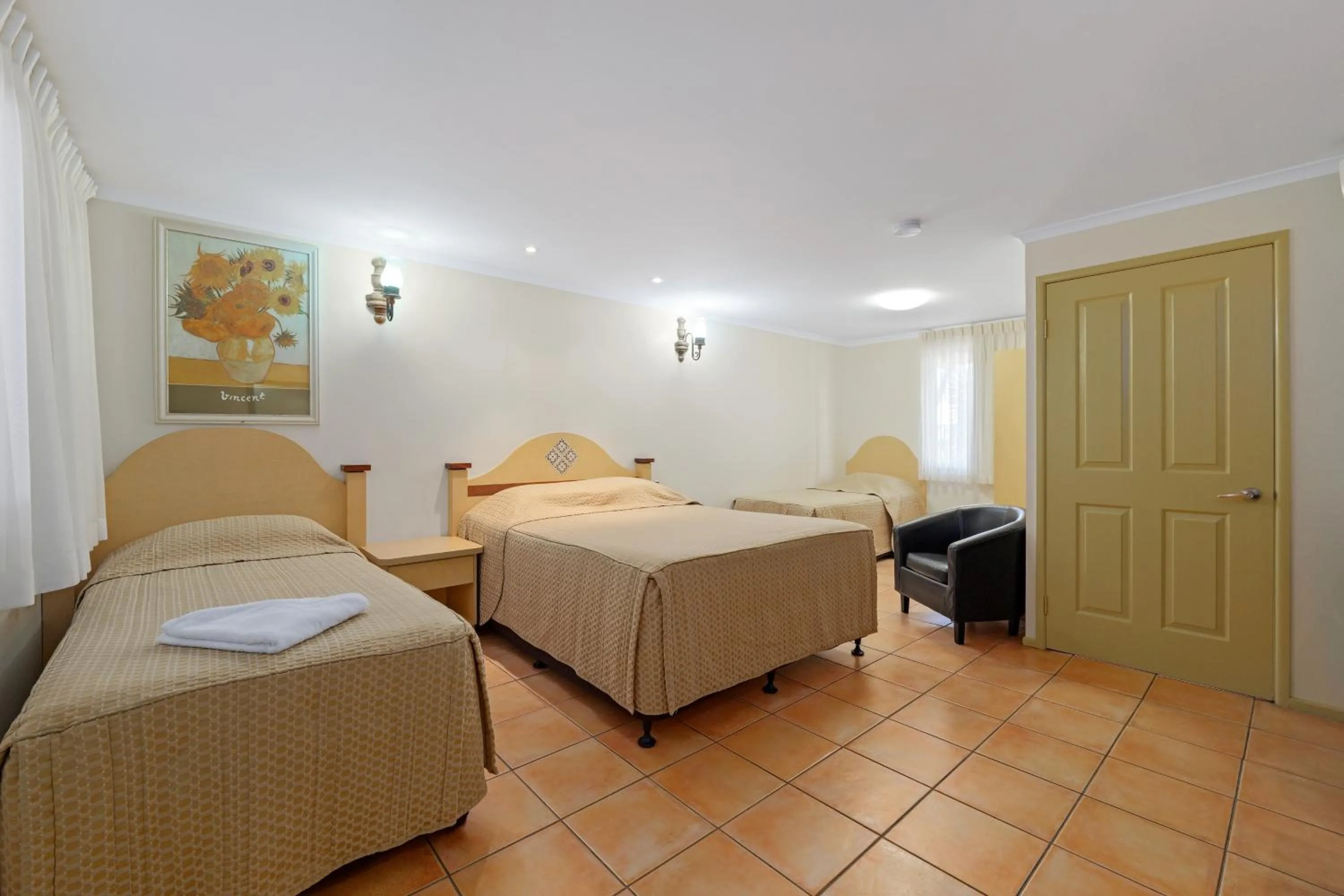 Bed in Villa Mirasol Motor Inn