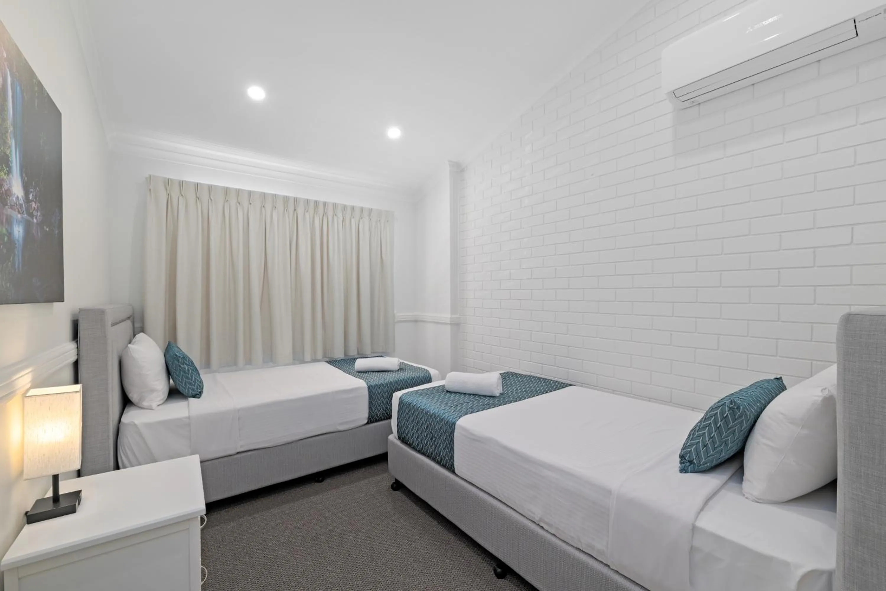 Bed in Villa Mirasol Motor Inn