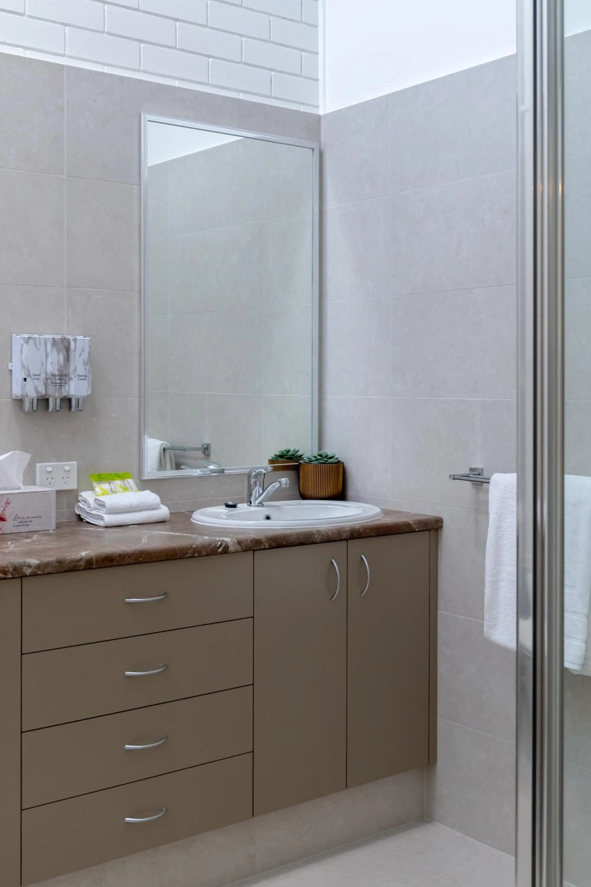 Bathroom in Villa Mirasol Motor Inn