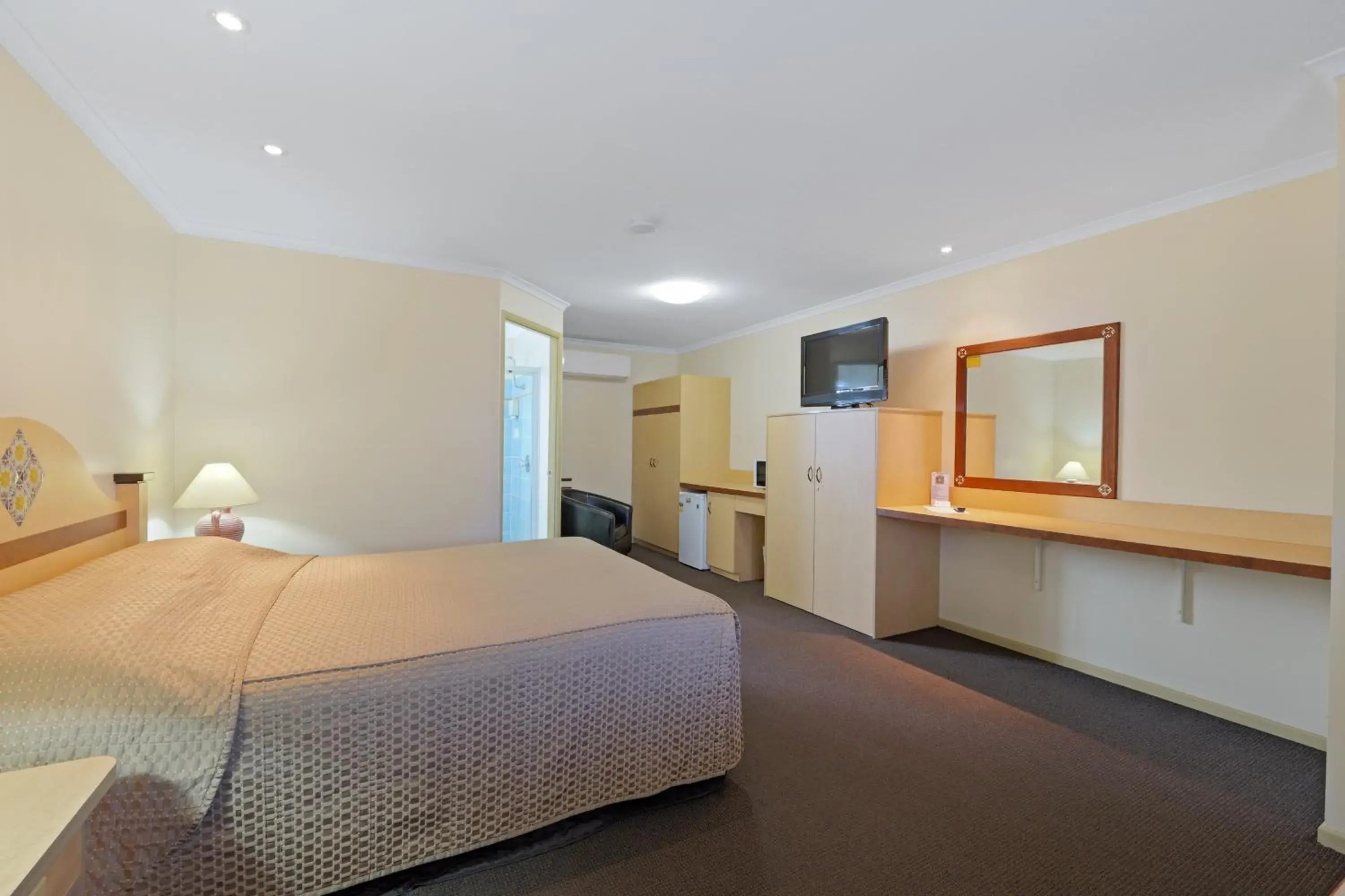 Deluxe Queen Room in Villa Mirasol Motor Inn Deluxe Queen Room in Villa Mirasol Motor Inn