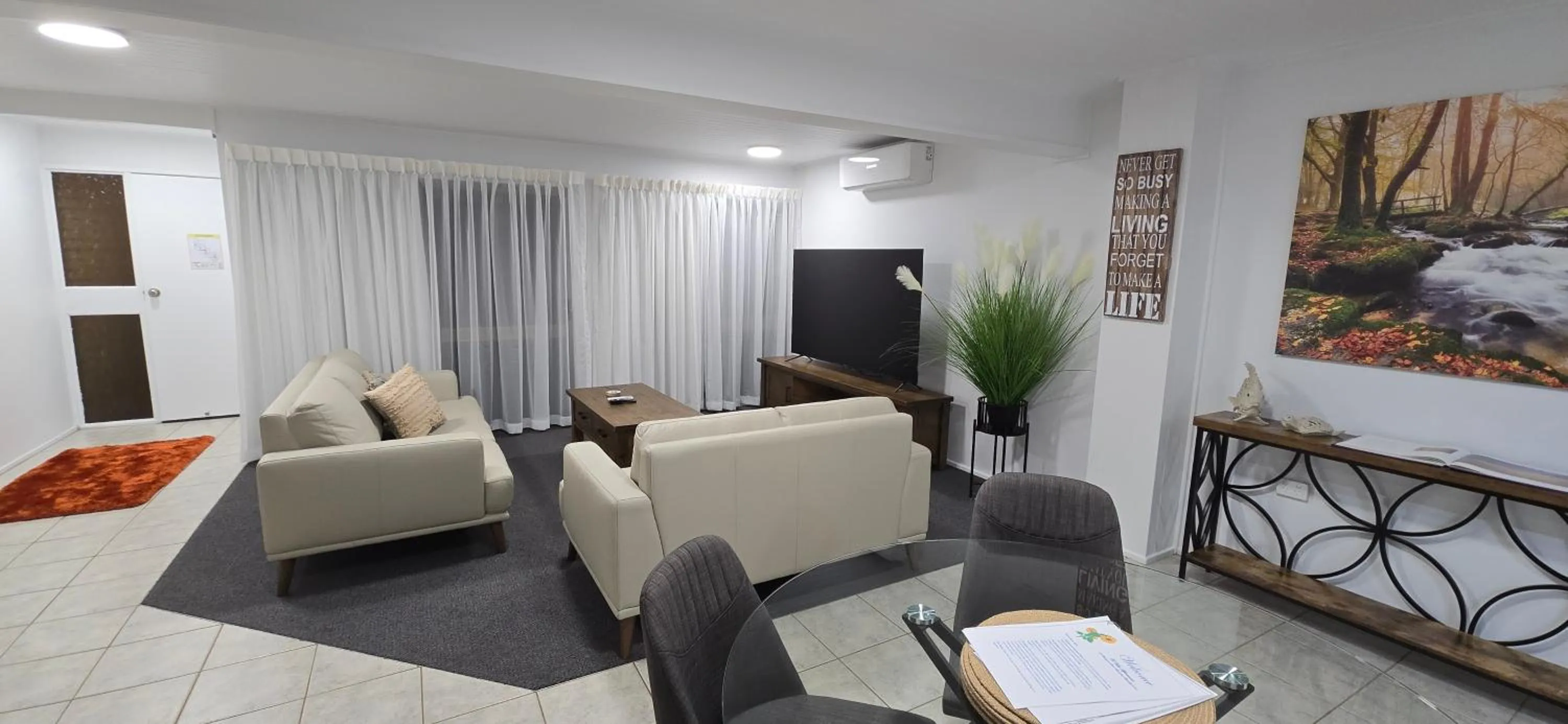 TV and multimedia in Villa Mirasol Motor Inn