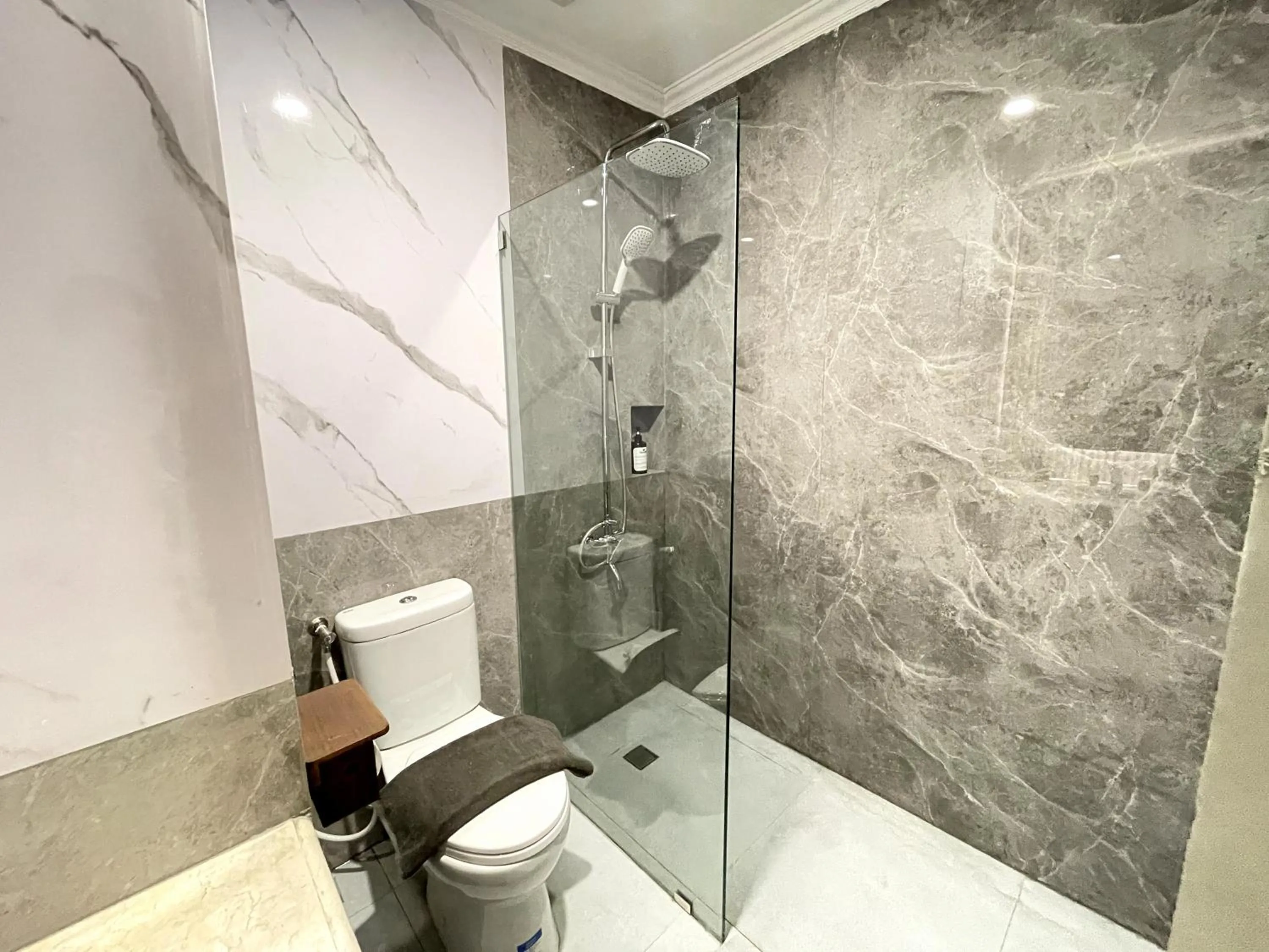 Shower in Hotel Bisanta Bidakara Tunjungan