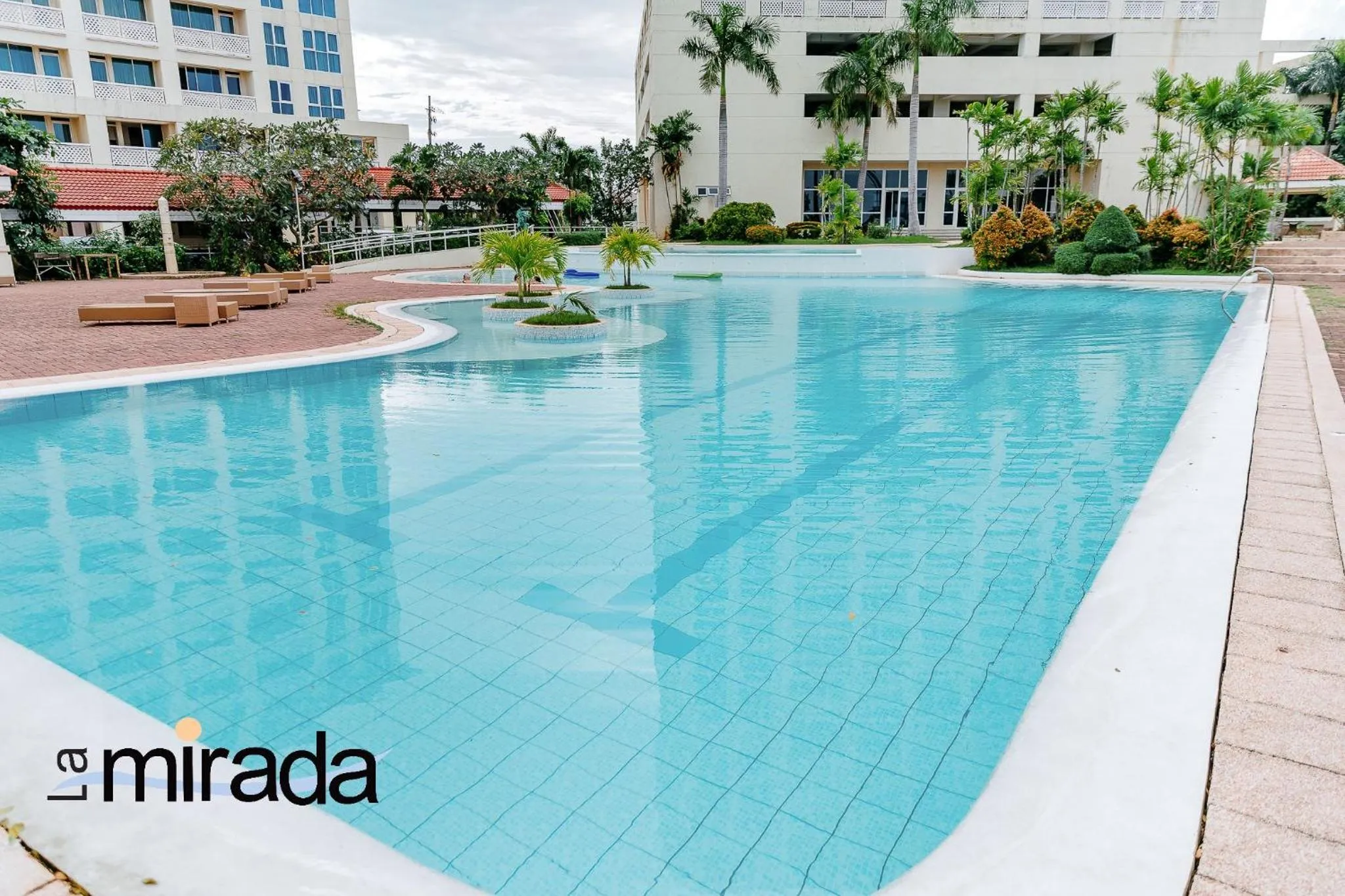 Swimming pool in La Mirada Hotel