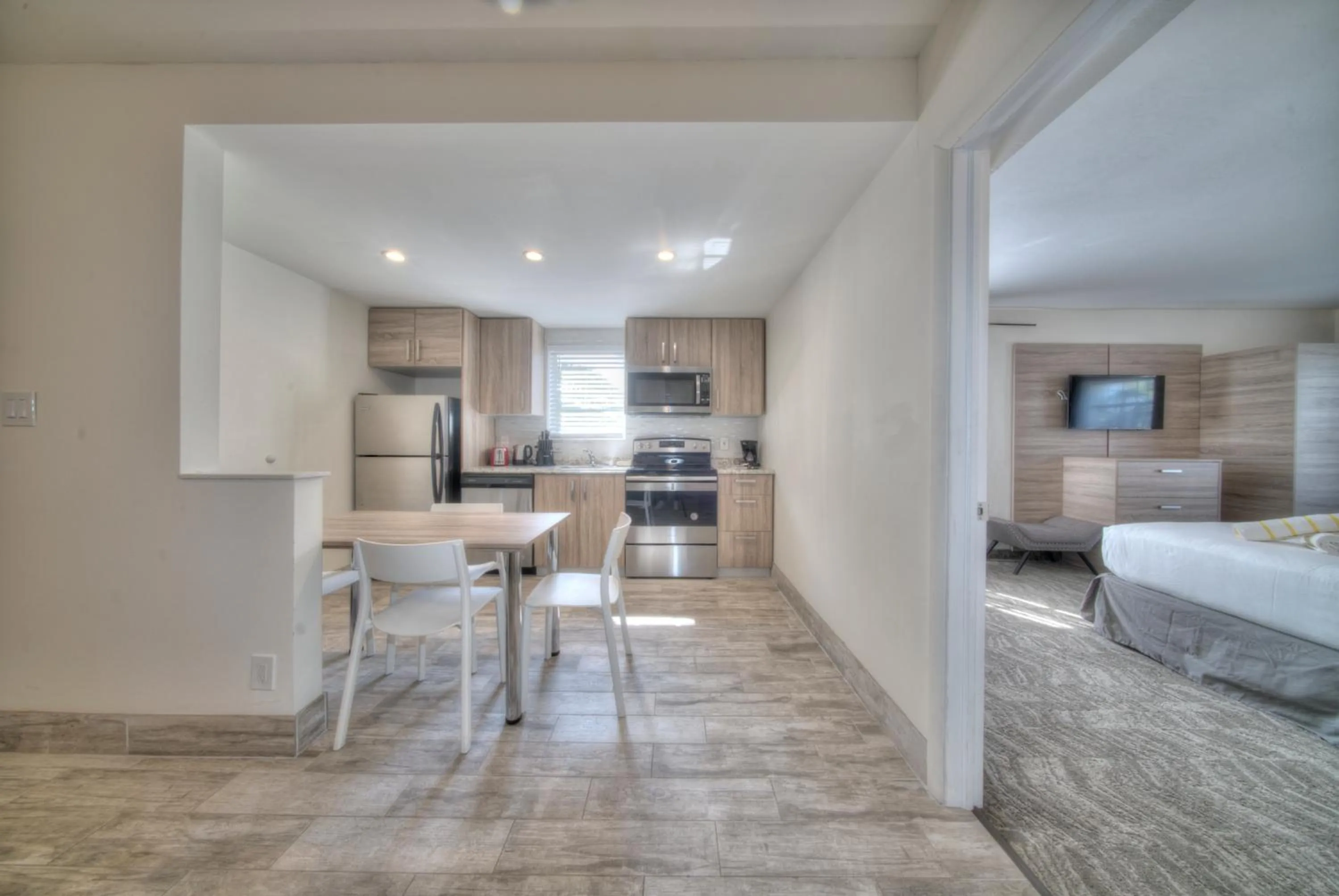 Kitchen or kitchenette, Bed in Riverside by the Beach Apartments