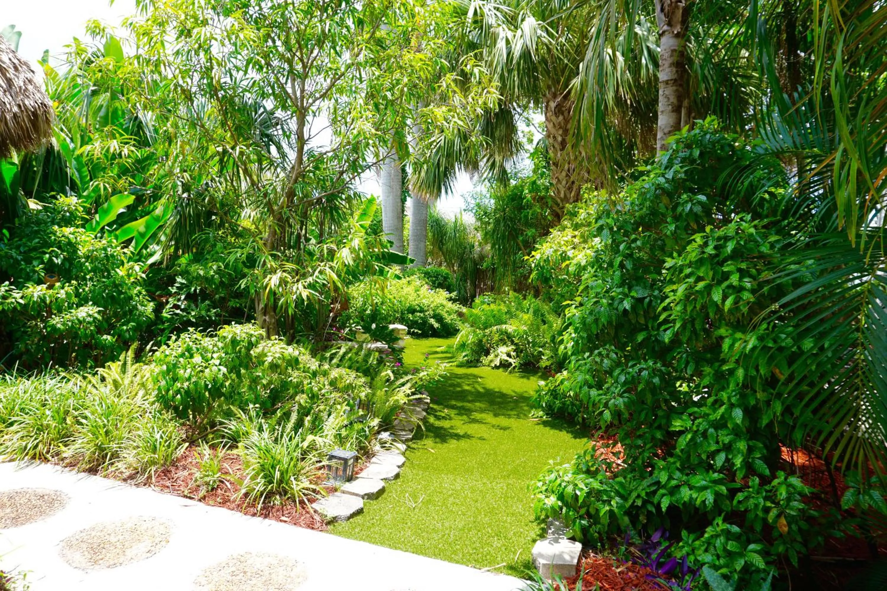 Garden in Riverside by the Beach Apartments